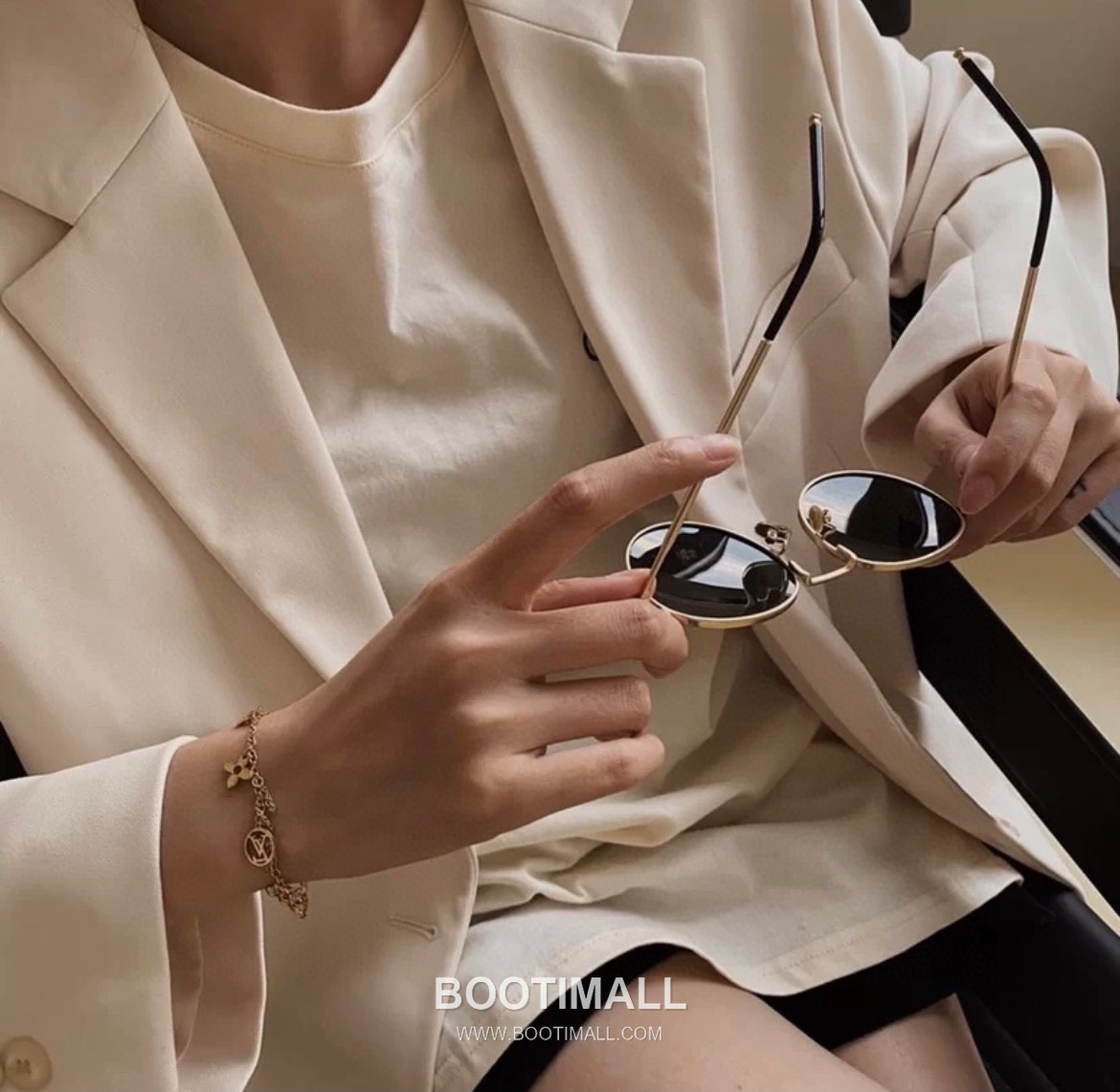 Louis Vuitton Blooming Brass Gold Plated Necklace with Flower Monogram Pendant 루이비통 블루밍 황동 골드도금 네클리스 플라워 모노그램 펜던트 2