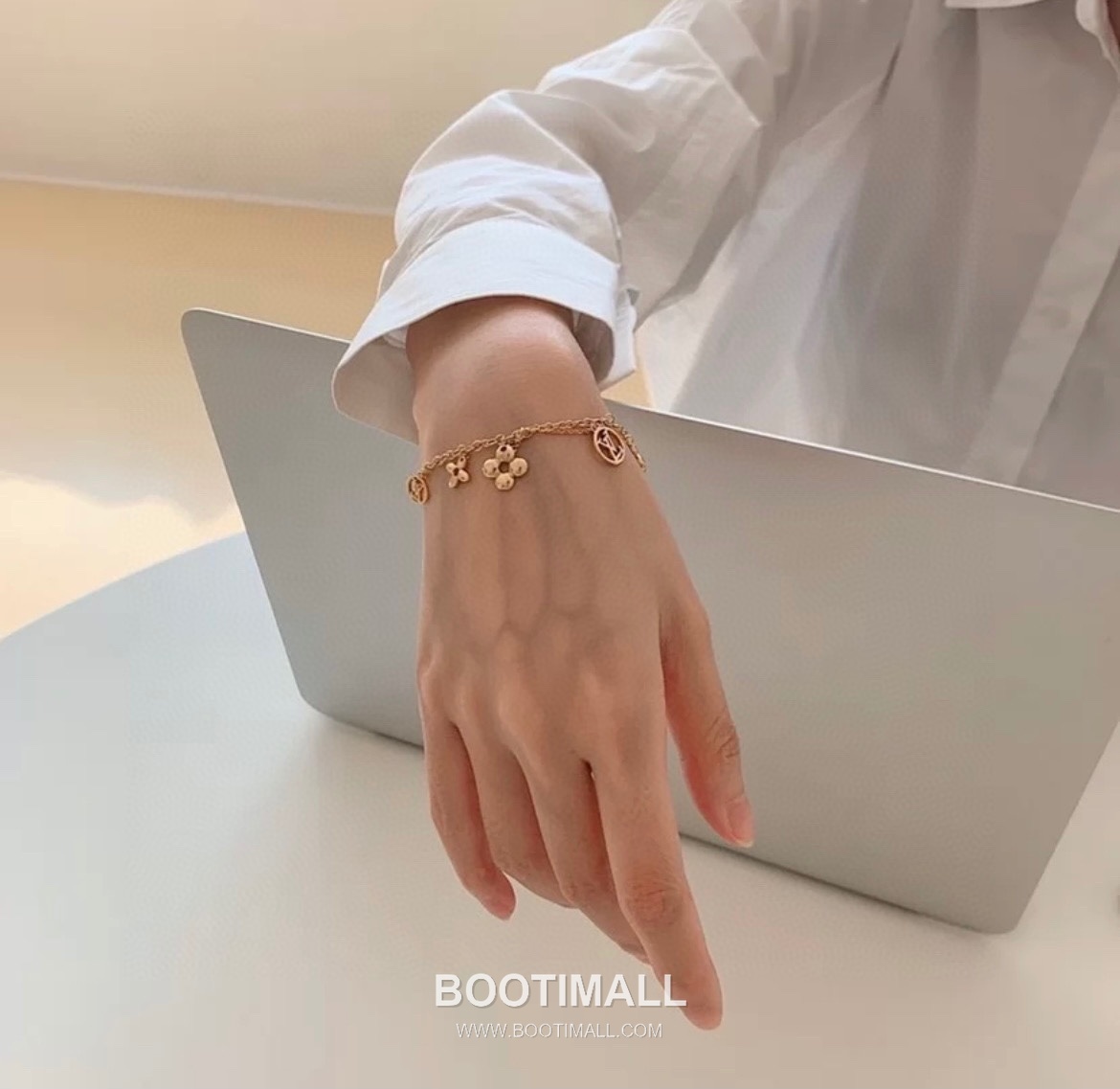 Louis Vuitton Blooming Brass Gold Plated Necklace with Flower Monogram Pendant 루이비통 블루밍 황동 골드도금 네클리스 플라워 모노그램 펜던트 4