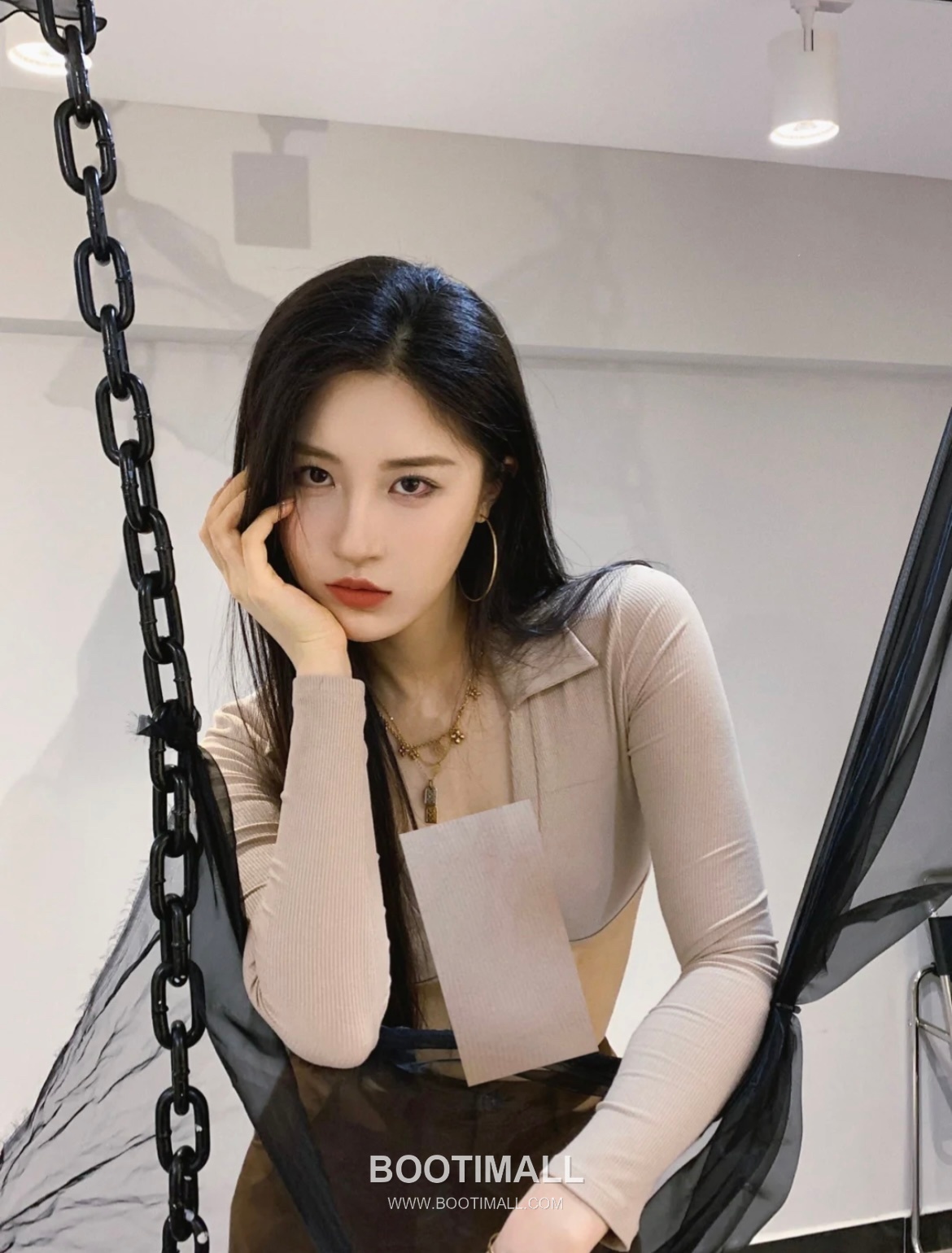 Louis Vuitton Blooming Brass Gold Plated Necklace with Flower Monogram Pendant 루이비통 블루밍 황동 골드도금 네클리스 플라워 모노그램 펜던트 25