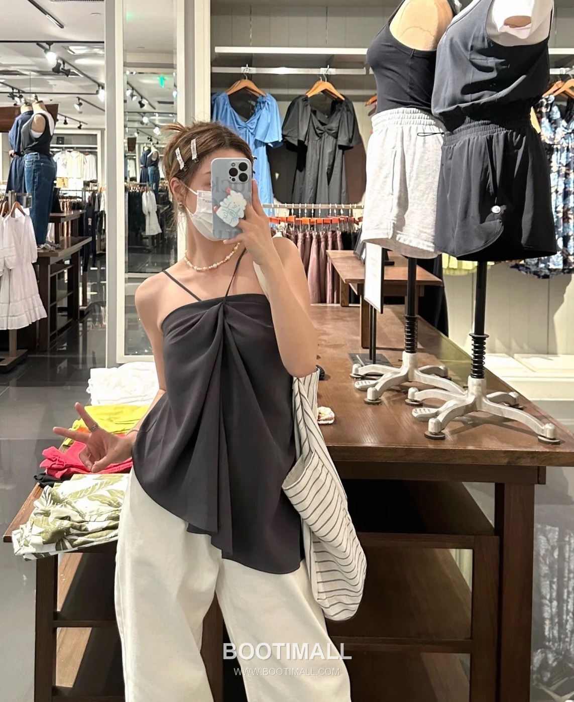 Louis Vuitton Flower Pearl Brass Gold Plated Necklace with Monogram Pendant 루이비통 플라워 펄 황동 골드도금 네클리스 모노그램 펜던트 3