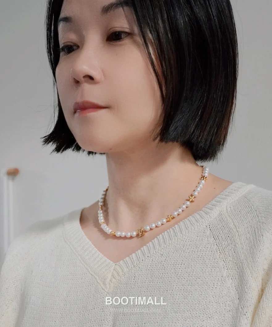 Louis Vuitton Flower Pearl Brass Gold Plated Necklace with Monogram Pendant 루이비통 플라워 펄 황동 골드도금 네클리스 모노그램 펜던트 4