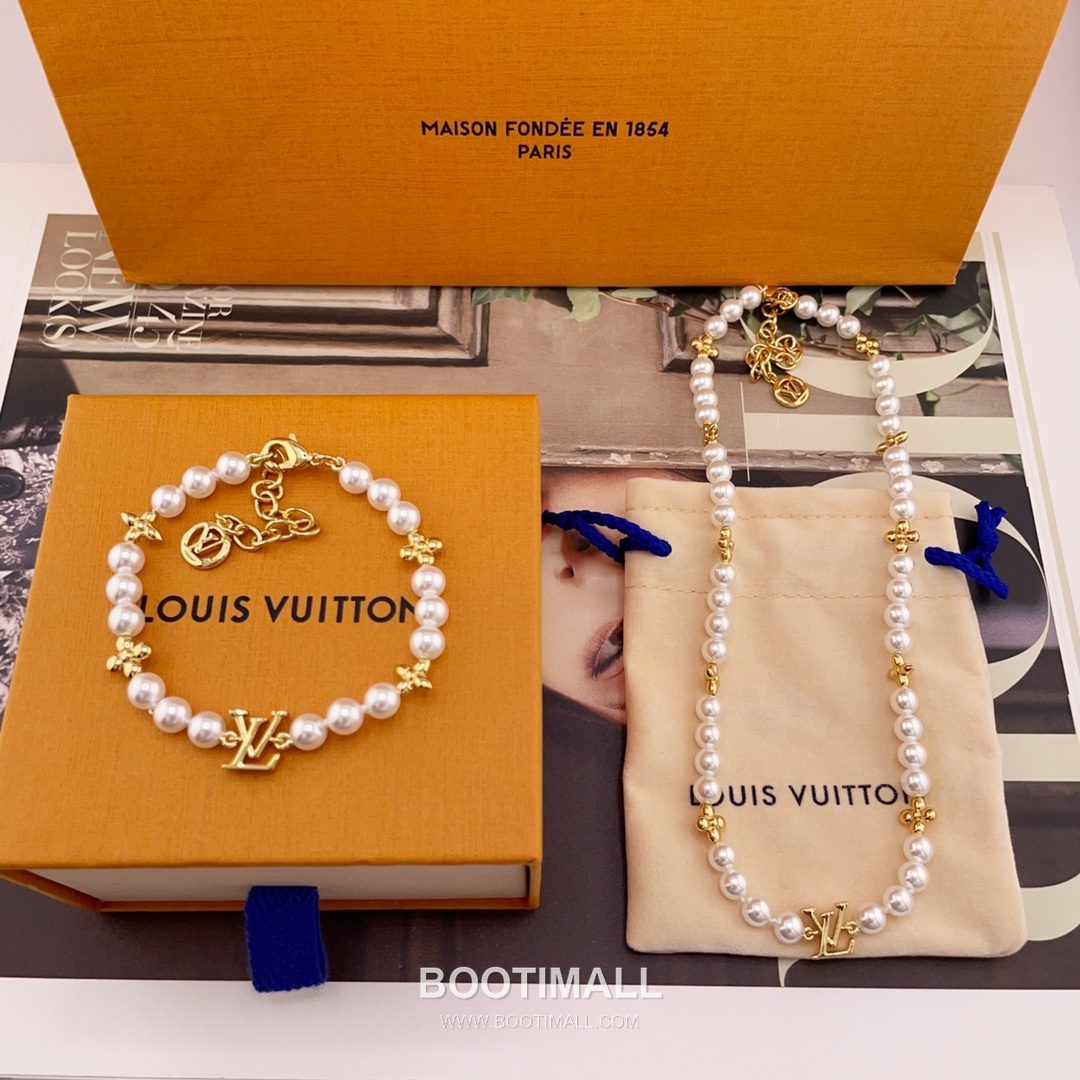 Louis Vuitton Flower Pearl Brass Gold Plated Necklace with Monogram Pendant 루이비통 플라워 펄 황동 골드도금 네클리스 모노그램 펜던트 5