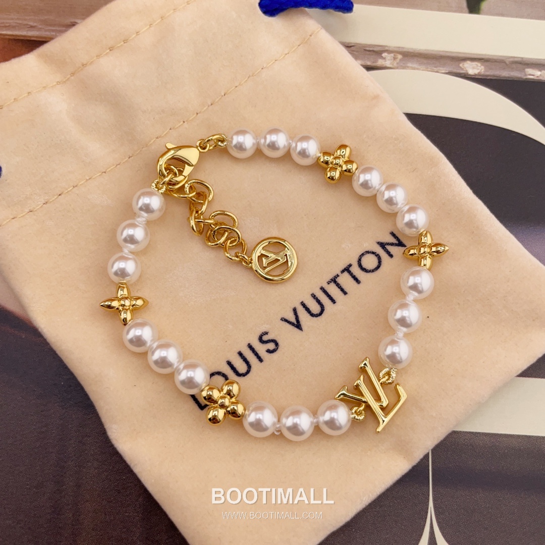 Louis Vuitton Flower Pearl Brass Gold Plated Necklace with Monogram Pendant 루이비통 플라워 펄 황동 골드도금 네클리스 모노그램 펜던트 7