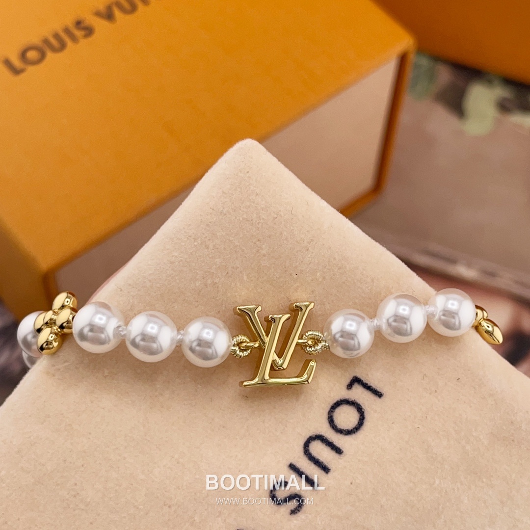 Louis Vuitton Flower Pearl Brass Gold Plated Necklace with Monogram Pendant 루이비통 플라워 펄 황동 골드도금 네클리스 모노그램 펜던트 8