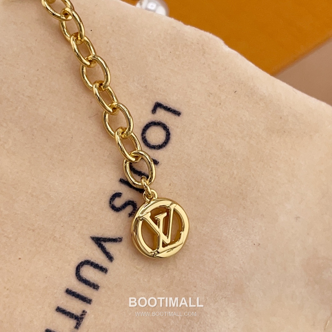 Louis Vuitton Flower Pearl Brass Gold Plated Necklace with Monogram Pendant 루이비통 플라워 펄 황동 골드도금 네클리스 모노그램 펜던트 9