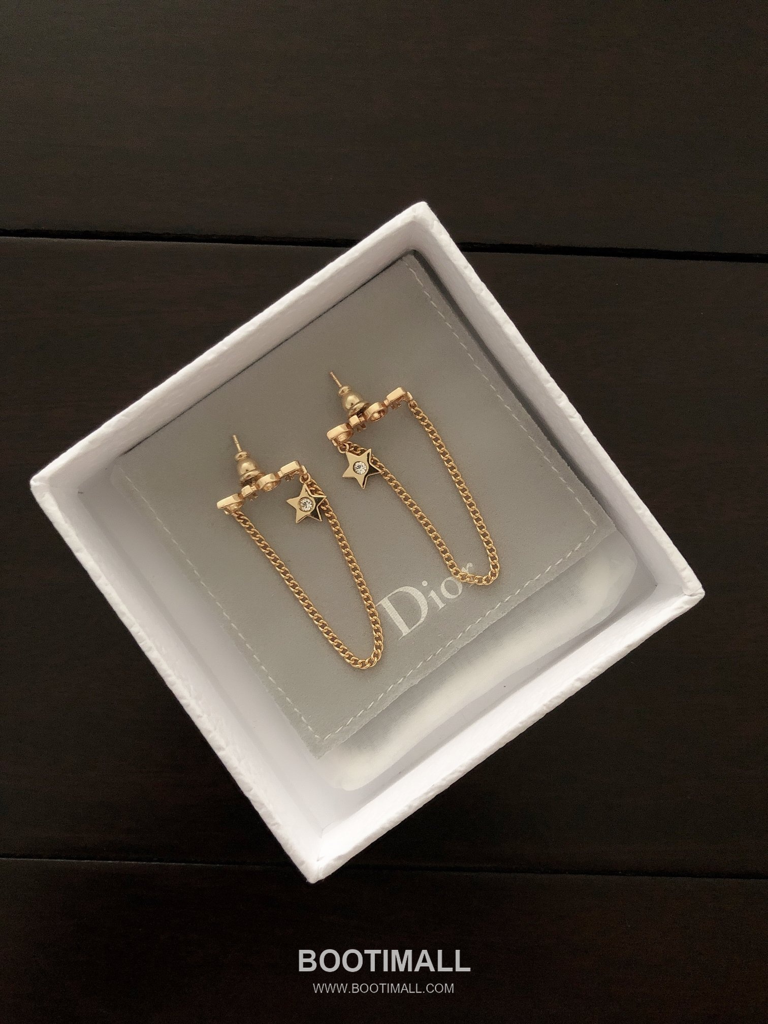 Dior Star Letter Chain Brass Gold Plated Stud Earring with Logo Detail 디올 스타 레터 체인 황동 골드도금 스터드 이어링 로고 디테일 2