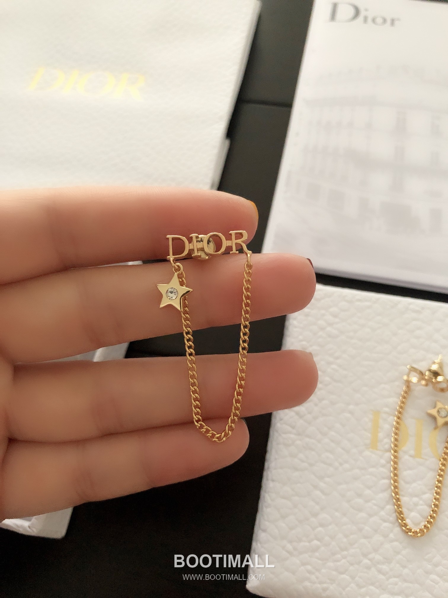 Dior Star Letter Chain Brass Gold Plated Stud Earring with Logo Detail 디올 스타 레터 체인 황동 골드도금 스터드 이어링 로고 디테일 5