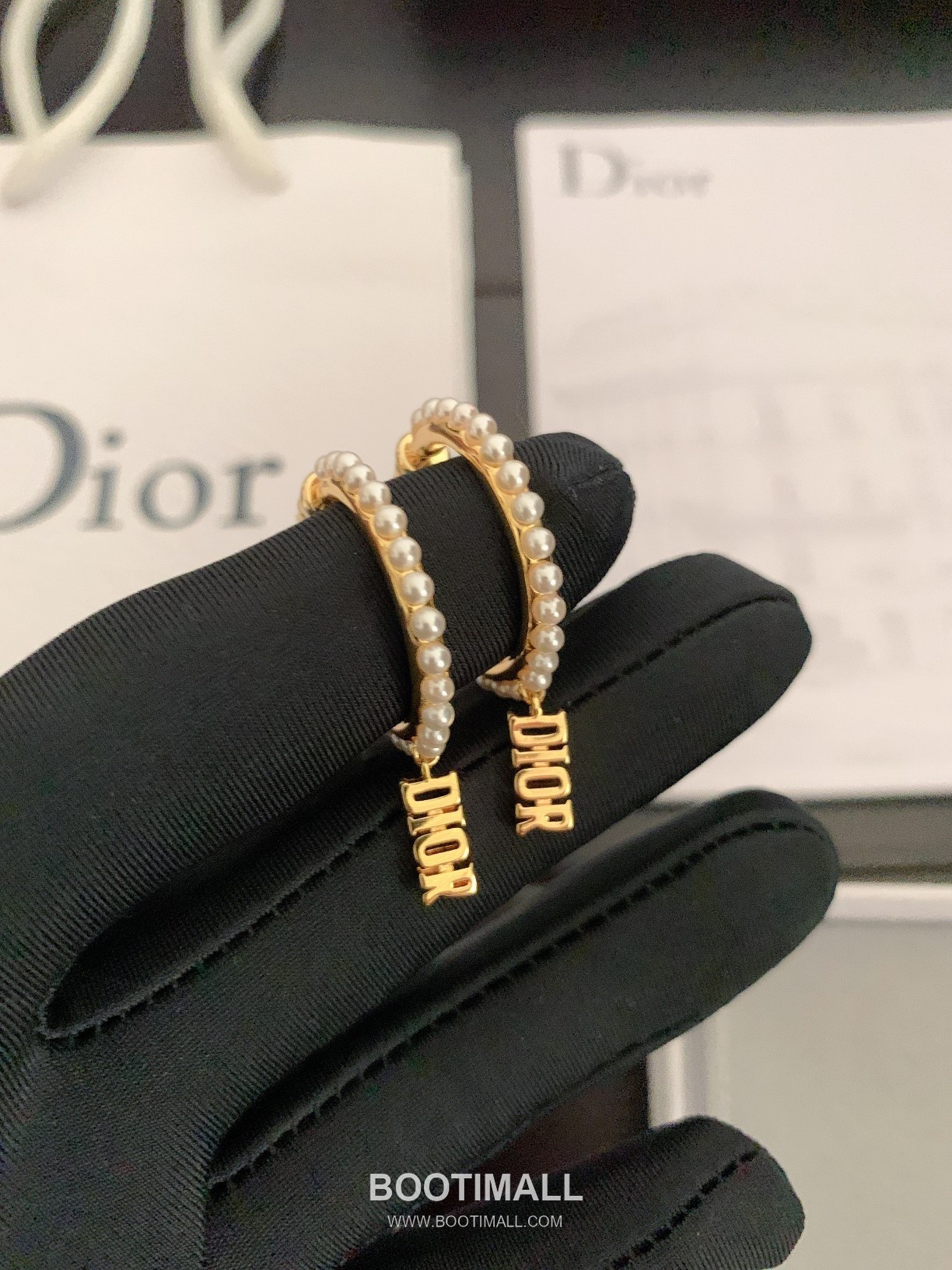 Dior Pearl Brass Gold Plated Hoop Earring with Pearl Detail 디올 펄 황동 골드도금 후프 이어링 진주 디테일 2