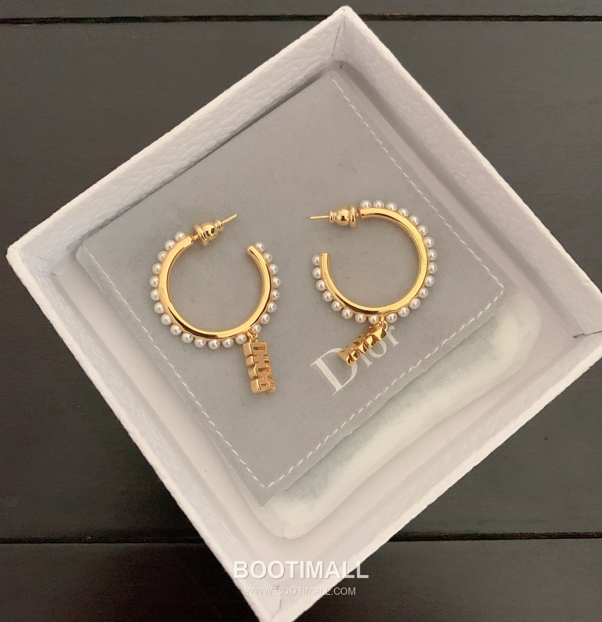 Dior Pearl Brass Gold Plated Hoop Earring with Pearl Detail 디올 펄 황동 골드도금 후프 이어링 진주 디테일 3