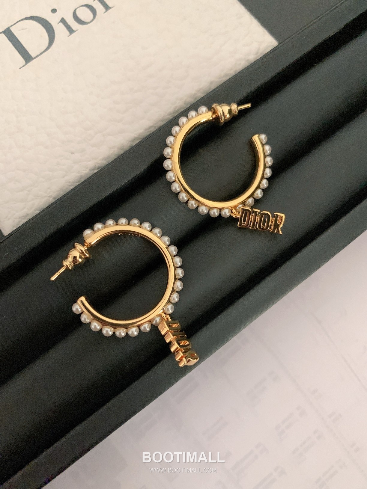Dior Pearl Brass Gold Plated Hoop Earring with Pearl Detail 디올 펄 황동 골드도금 후프 이어링 진주 디테일 4
