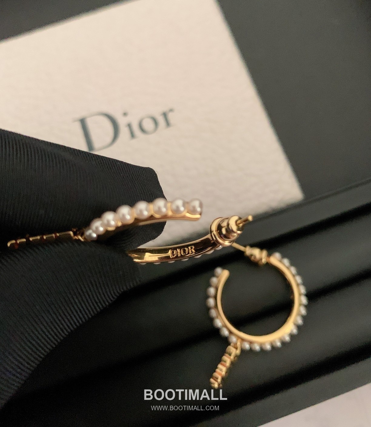 Dior Pearl Brass Gold Plated Hoop Earring with Pearl Detail 디올 펄 황동 골드도금 후프 이어링 진주 디테일 5