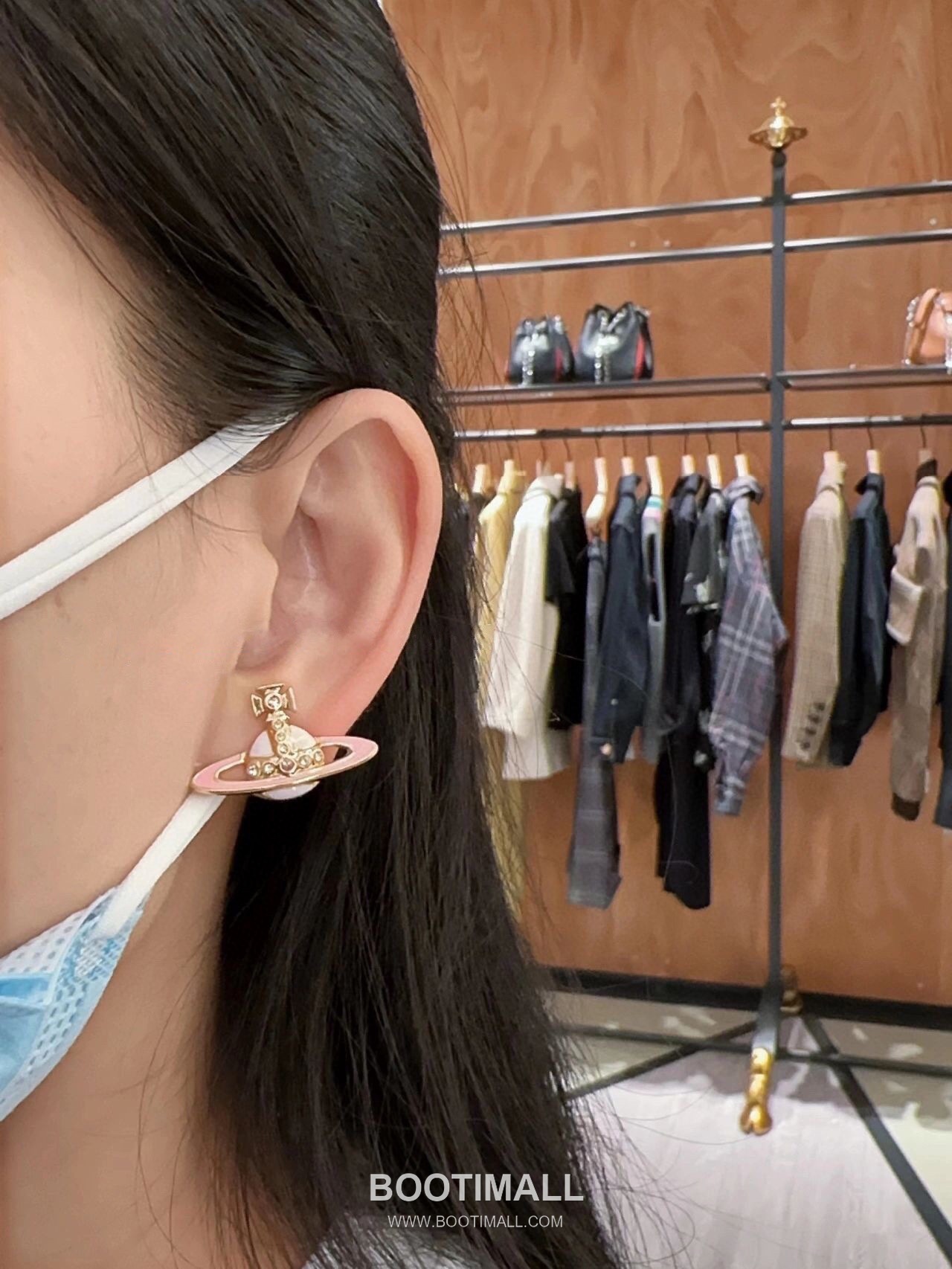 Vivienne Westwood Orb Crown Enamel Crystal Brass Gold Plated Stud Earring with Pink White Detail 비비안웨스트우드 오브 크라운 에나멜 크리스탈 황동 골드도금 스터드 이어링 핑크 화이트 디테일 2