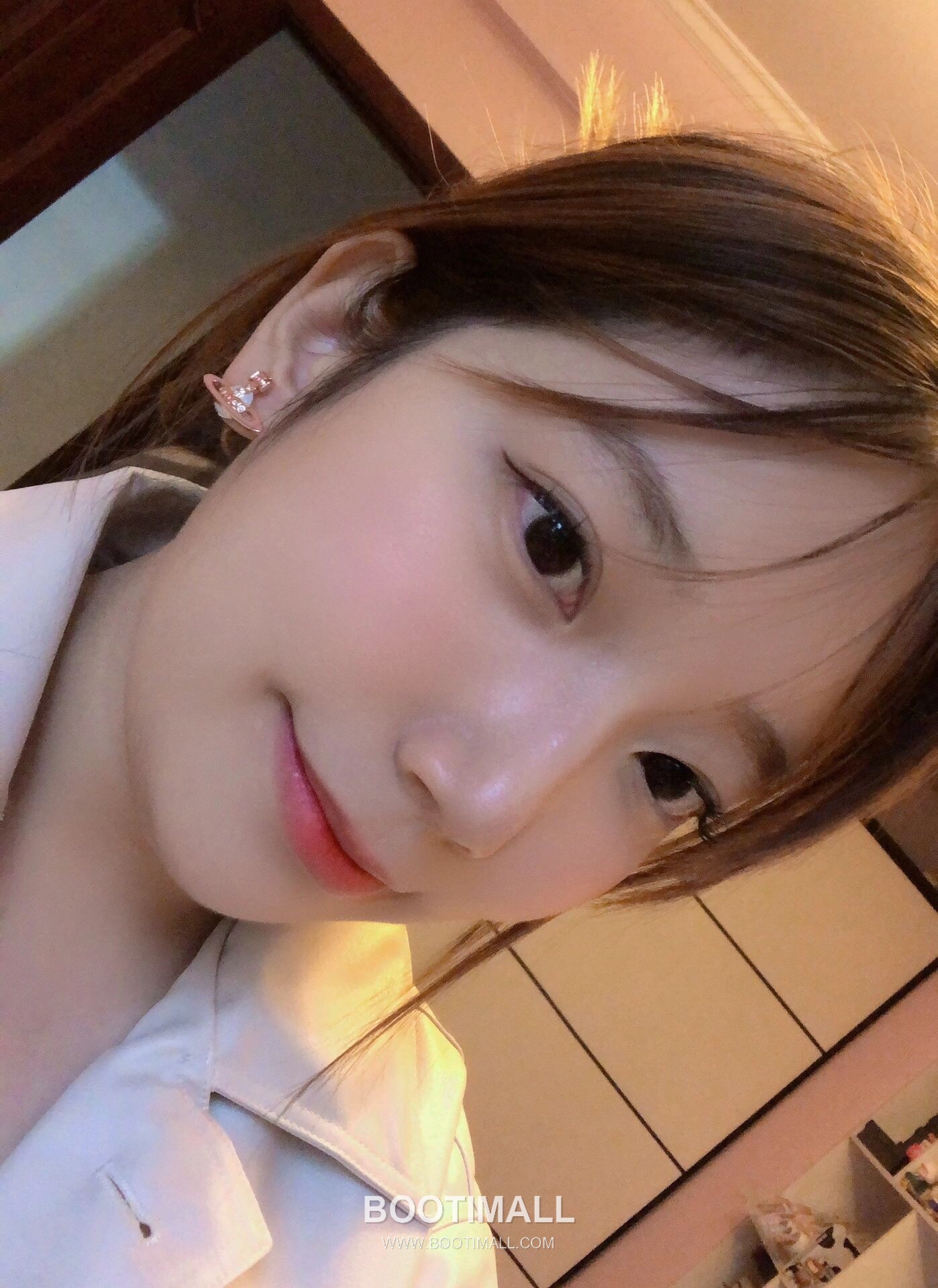 Vivienne Westwood Orb Crown Enamel Crystal Brass Gold Plated Stud Earring with Pink White Detail 비비안웨스트우드 오브 크라운 에나멜 크리스탈 황동 골드도금 스터드 이어링 핑크 화이트 디테일 4