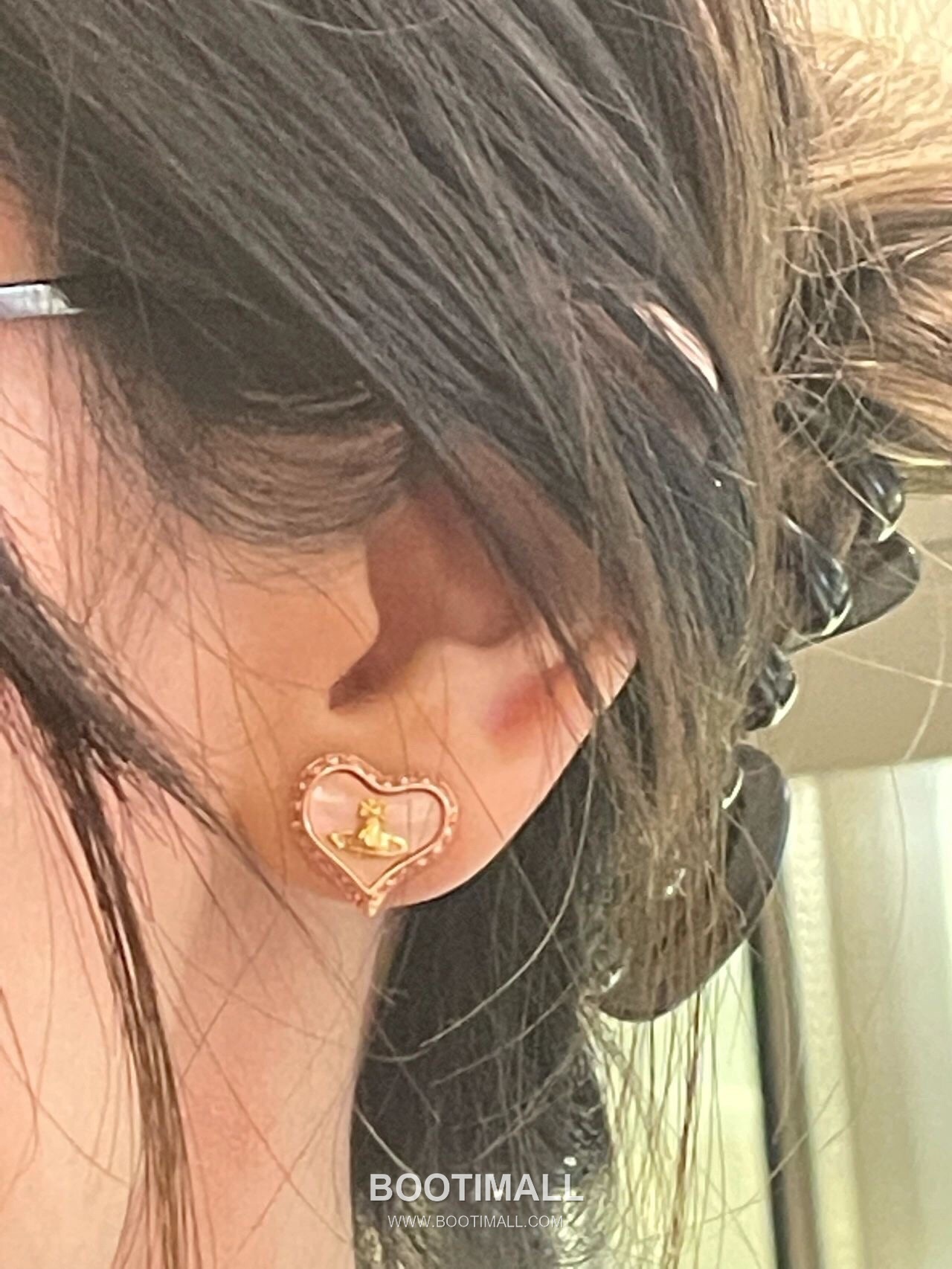 Vivienne Westwood Heart Orb Crystal Brass Gold Plated Stud Earring with Saturn Pendant Detail 비비안웨스트우드 하트 오브 크리스탈 황동 골드도금 스터드 이어링 새턴 펜던트 디테일 3