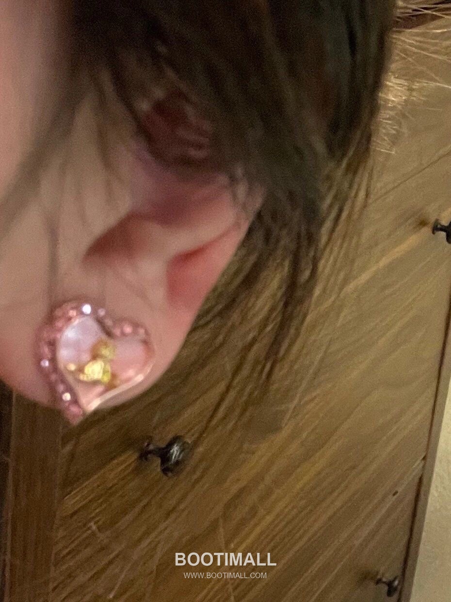 Vivienne Westwood Heart Orb Crystal Brass Gold Plated Stud Earring with Saturn Pendant Detail 비비안웨스트우드 하트 오브 크리스탈 황동 골드도금 스터드 이어링 새턴 펜던트 디테일 4