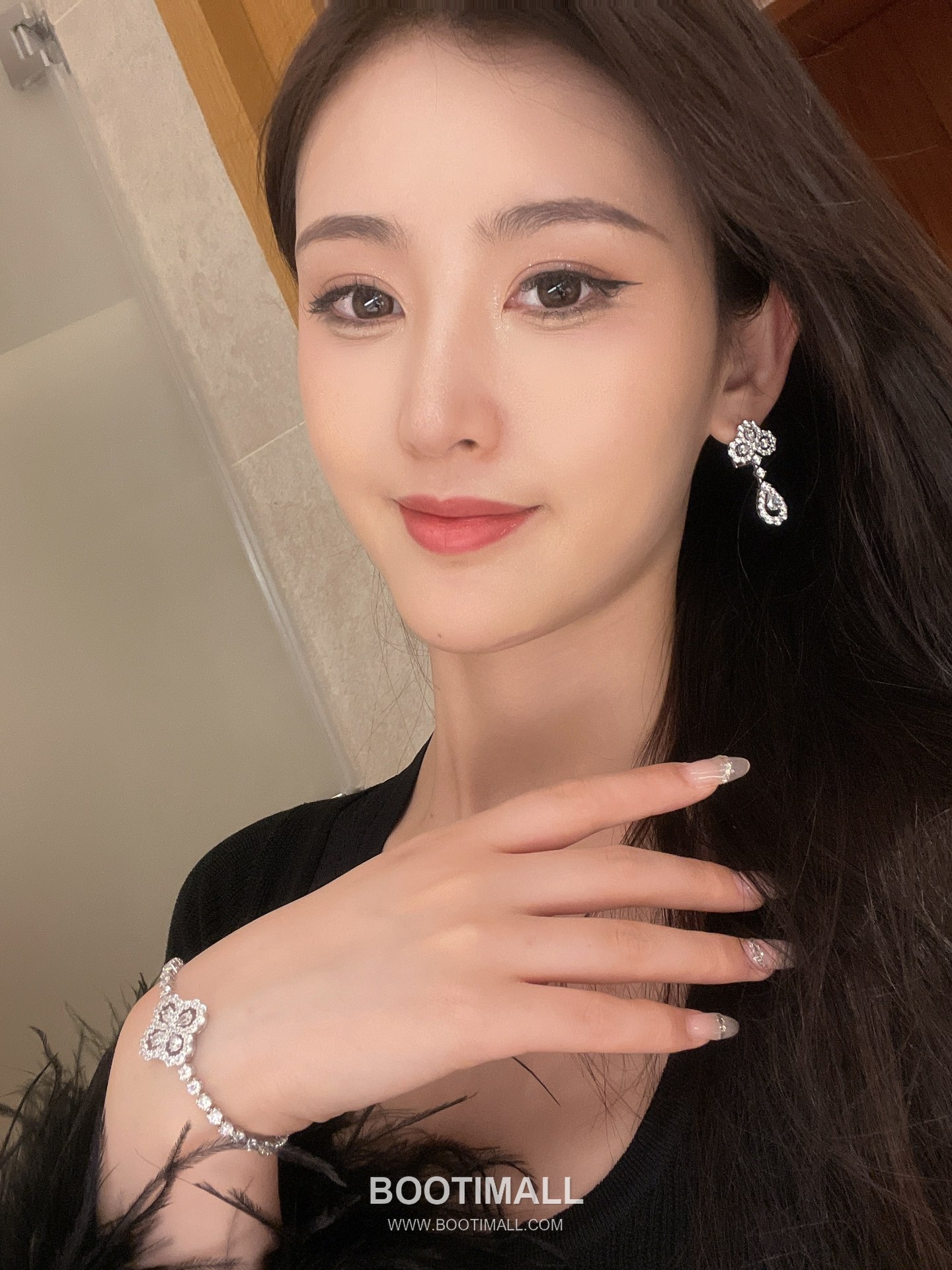 Harry Winston Loop Diamond Flower 18K White Gold Earring with Teardrop Detail 해리윈스턴 루프 다이아 플라워 18K 화이트골드 이어링 티어드롭 디테일 2