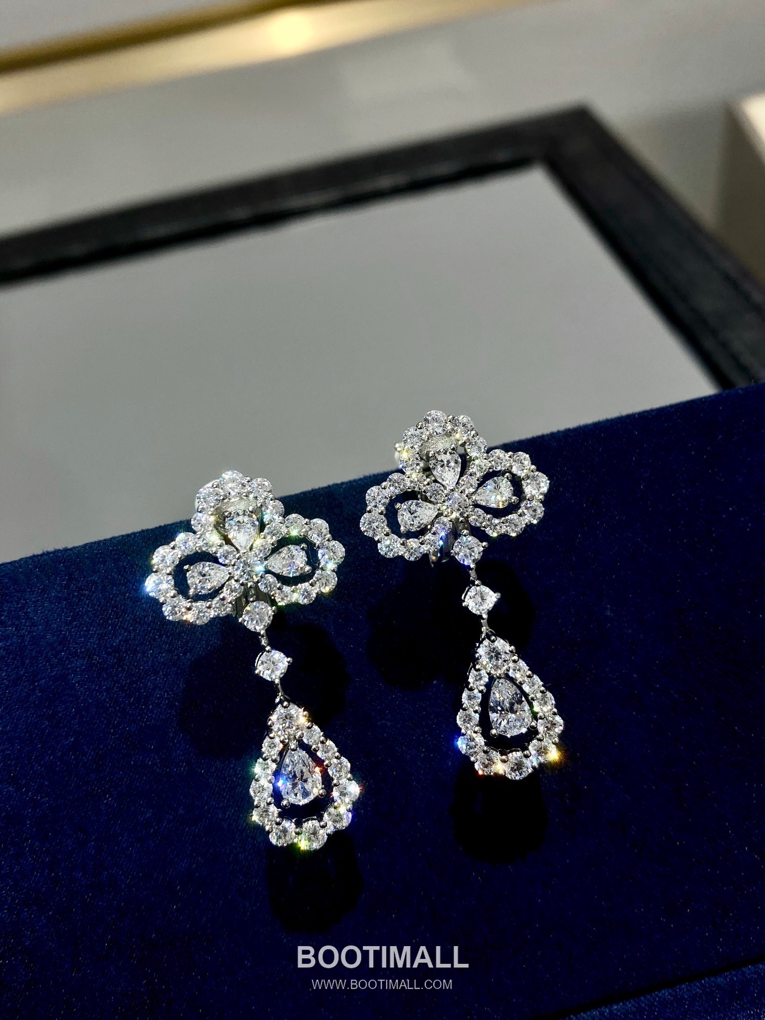 Harry Winston Loop Diamond Flower 18K White Gold Earring with Teardrop Detail 해리윈스턴 루프 다이아 플라워 18K 화이트골드 이어링 티어드롭 디테일 10