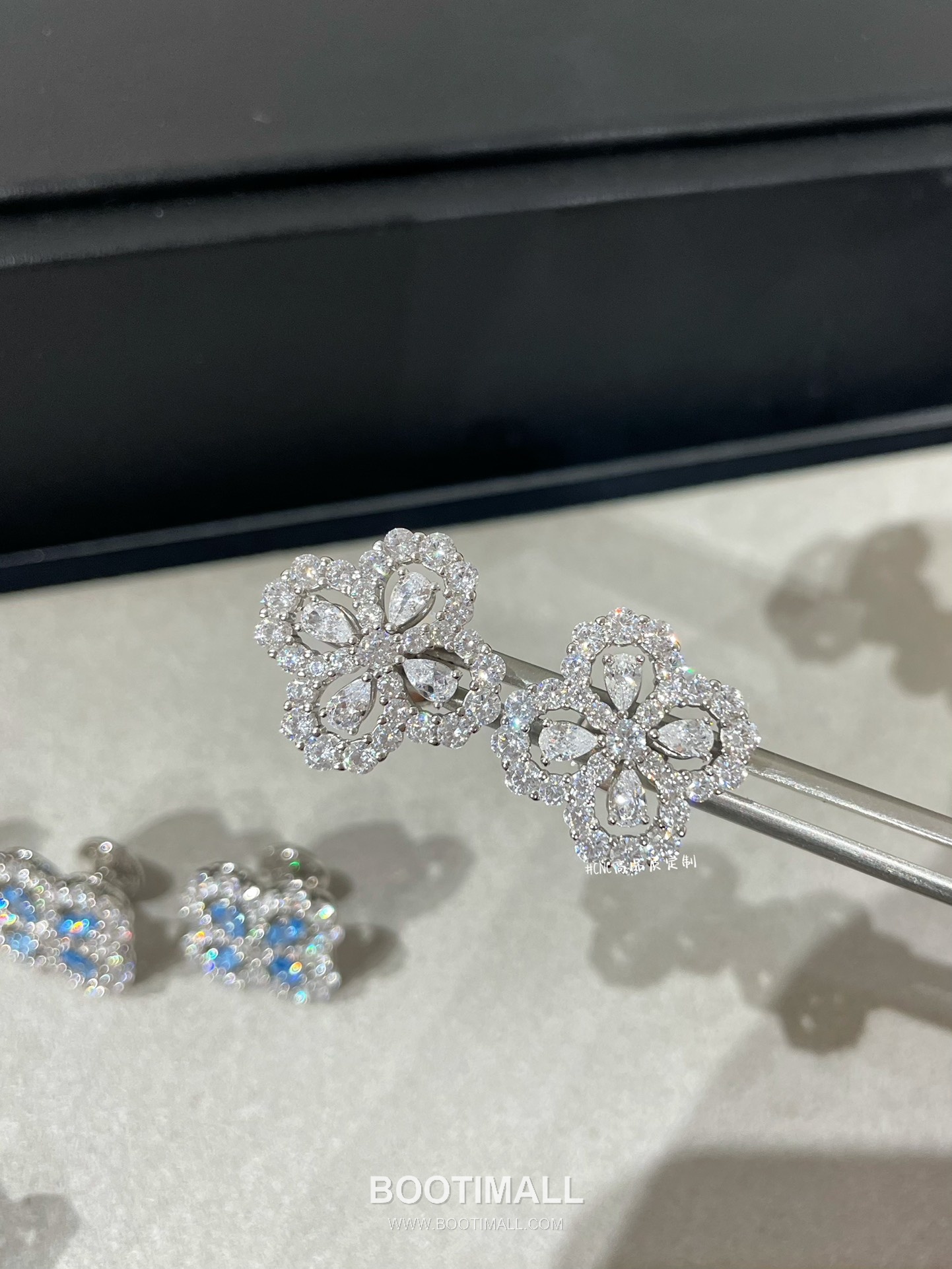 Harry Winston Diamond Loop Clover Sterling Silver 925 Gold Plated Stud Earring with Crystal Detail 해리윈스턴 다이아 루프 클로버 스털링 실버 925 골드도금 스터드 이어링 크리스탈 디테일 8