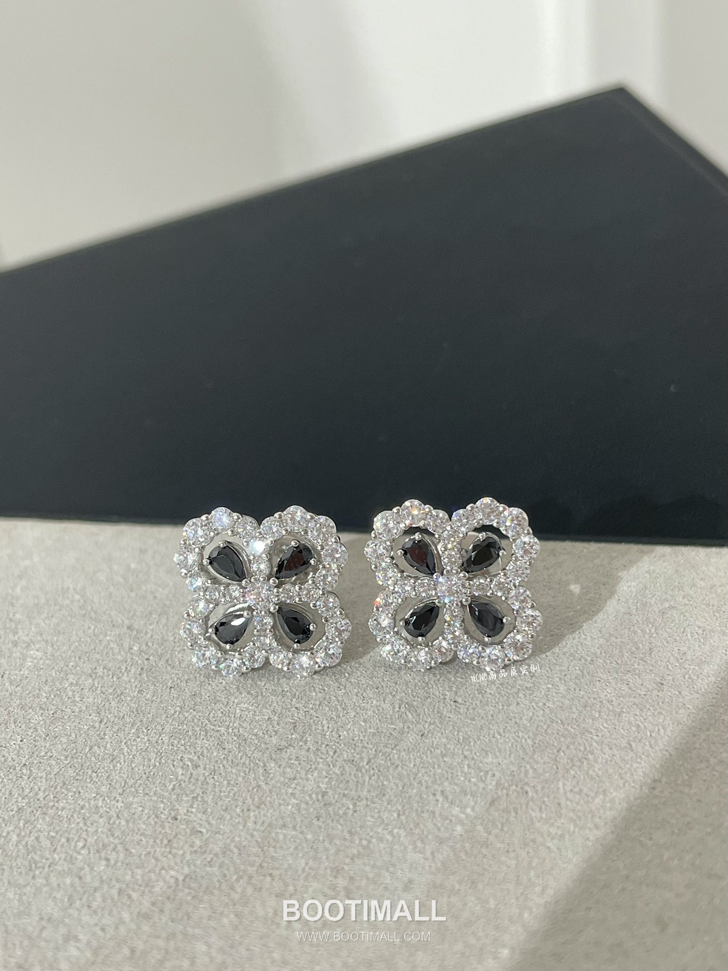 Harry Winston Diamond Loop Clover Sterling Silver 925 Gold Plated Stud Earring with Crystal Detail 해리윈스턴 다이아 루프 클로버 스털링 실버 925 골드도금 스터드 이어링 크리스탈 디테일 11