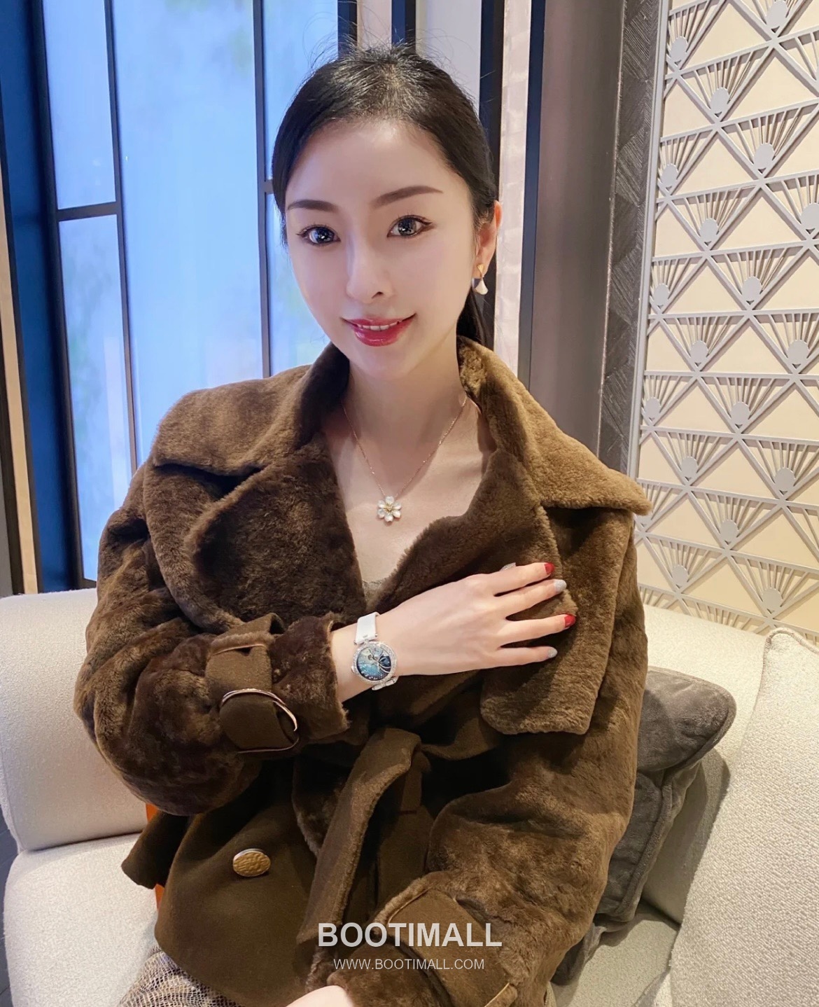 Van Cleef & Arpels Rose Mother of Pearl Onyx Carnelian Brass Gold Plated Necklace with Diamond Flower Pendant 반클리프아펠 로즈 자개 오닉스 카넬리안 황동 골드도금 네클리스 다이아 플라워 펜던트 1