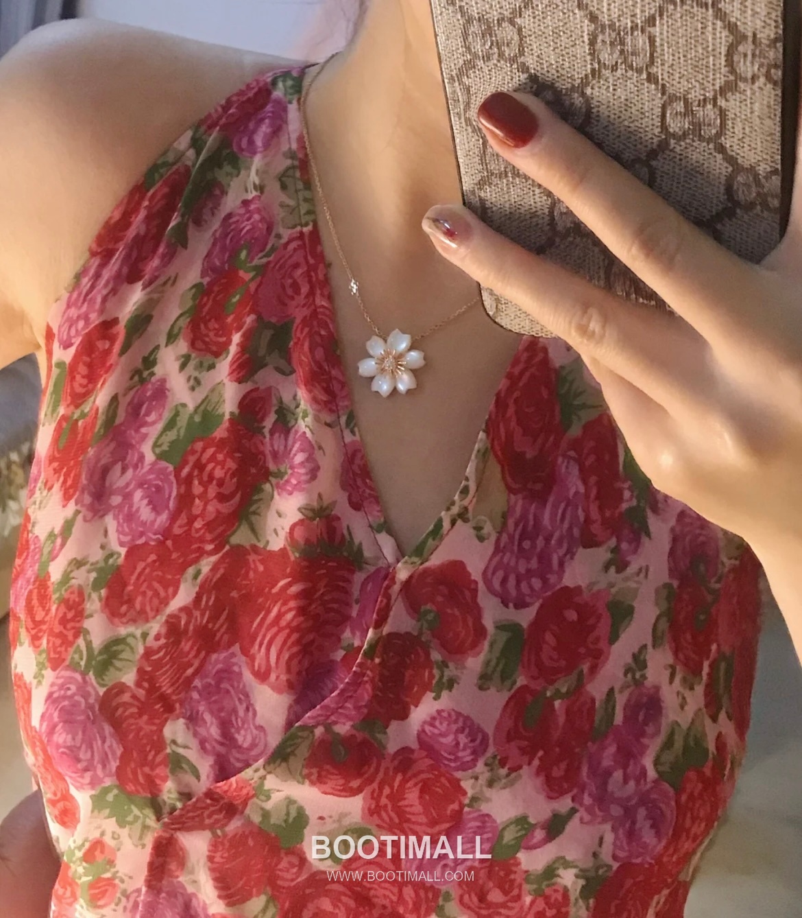 Van Cleef & Arpels Rose Mother of Pearl Onyx Carnelian Brass Gold Plated Necklace with Diamond Flower Pendant 반클리프아펠 로즈 자개 오닉스 카넬리안 황동 골드도금 네클리스 다이아 플라워 펜던트 4