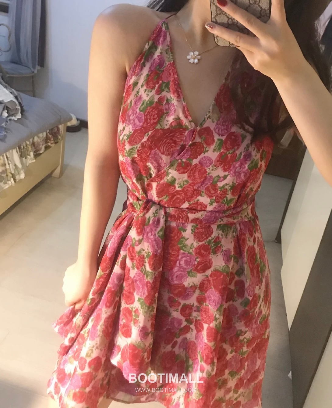 Van Cleef & Arpels Rose Mother of Pearl Onyx Carnelian Brass Gold Plated Necklace with Diamond Flower Pendant 반클리프아펠 로즈 자개 오닉스 카넬리안 황동 골드도금 네클리스 다이아 플라워 펜던트 5