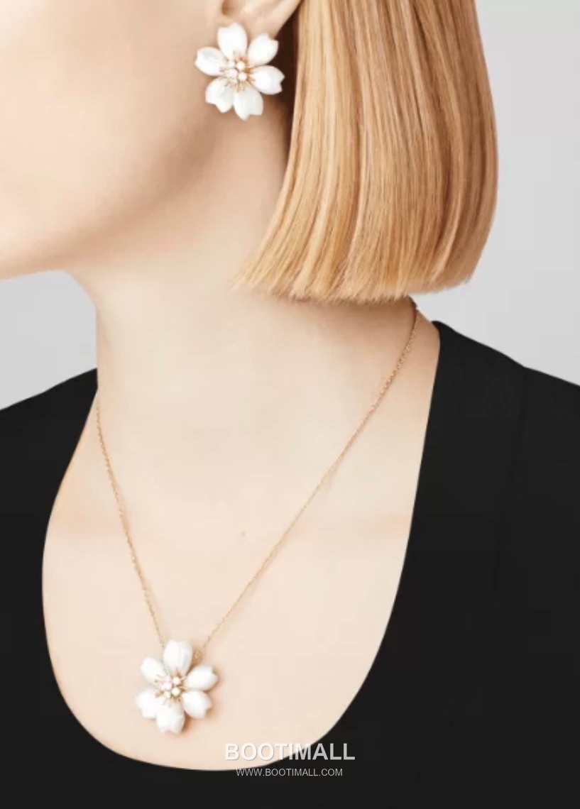 Van Cleef & Arpels Rose Mother of Pearl Onyx Carnelian Brass Gold Plated Necklace with Diamond Flower Pendant 반클리프아펠 로즈 자개 오닉스 카넬리안 황동 골드도금 네클리스 다이아 플라워 펜던트 6