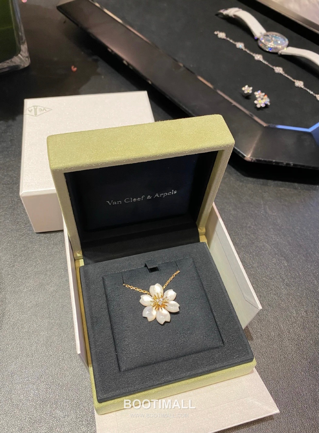 Van Cleef & Arpels Rose Mother of Pearl Onyx Carnelian Brass Gold Plated Necklace with Diamond Flower Pendant 반클리프아펠 로즈 자개 오닉스 카넬리안 황동 골드도금 네클리스 다이아 플라워 펜던트 9
