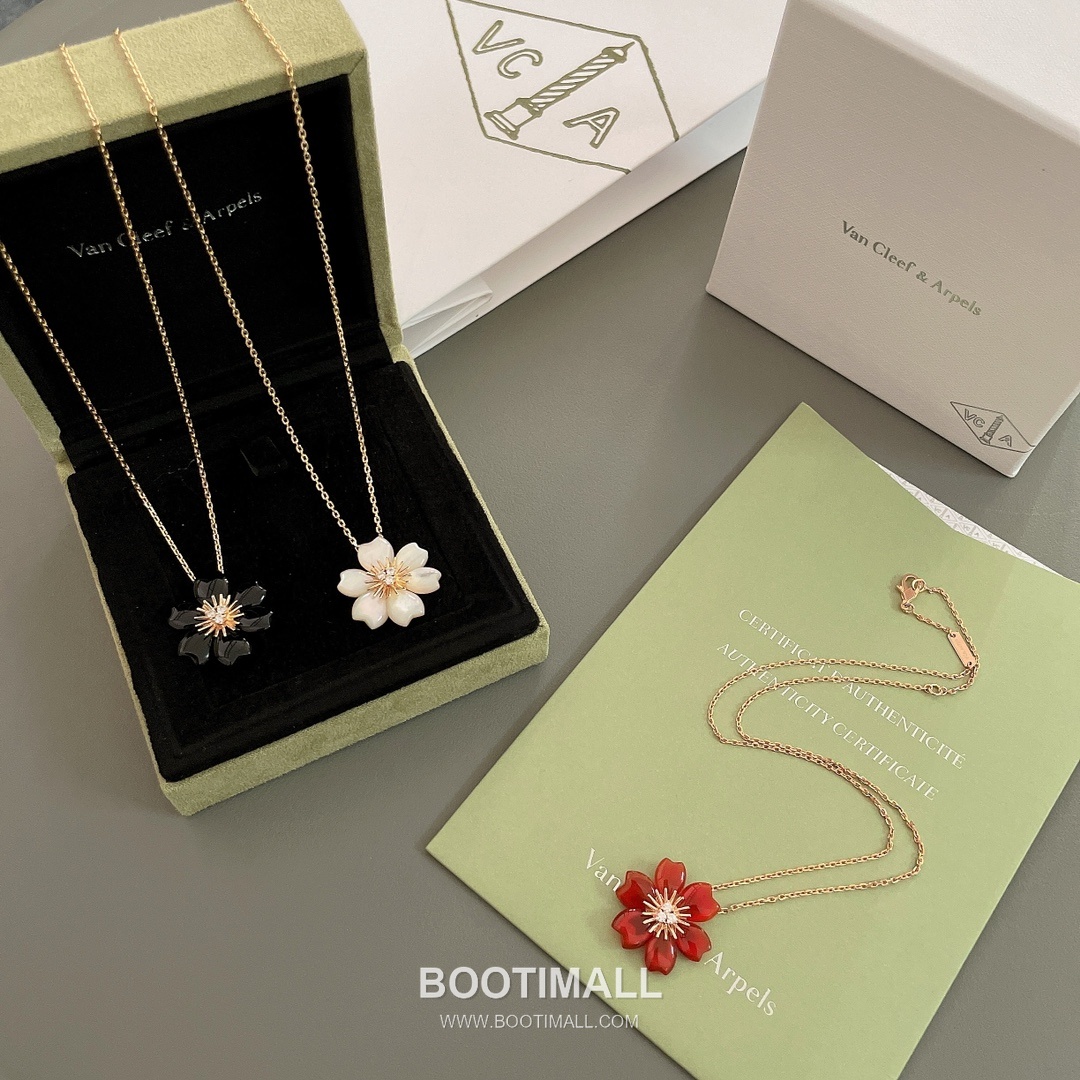 Van Cleef & Arpels Rose Mother of Pearl Onyx Carnelian Brass Gold Plated Necklace with Diamond Flower Pendant 반클리프아펠 로즈 자개 오닉스 카넬리안 황동 골드도금 네클리스 다이아 플라워 펜던트 10