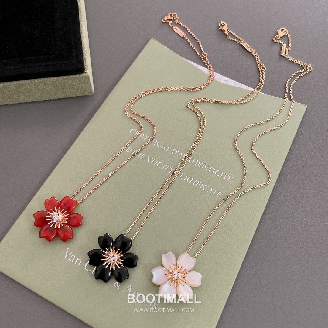 Van Cleef & Arpels Rose Mother of Pearl Onyx Carnelian Brass Gold Plated Necklace with Diamond Flower Pendant 반클리프아펠 로즈 자개 오닉스 카넬리안 황동 골드도금 네클리스 다이아 플라워 펜던트 11