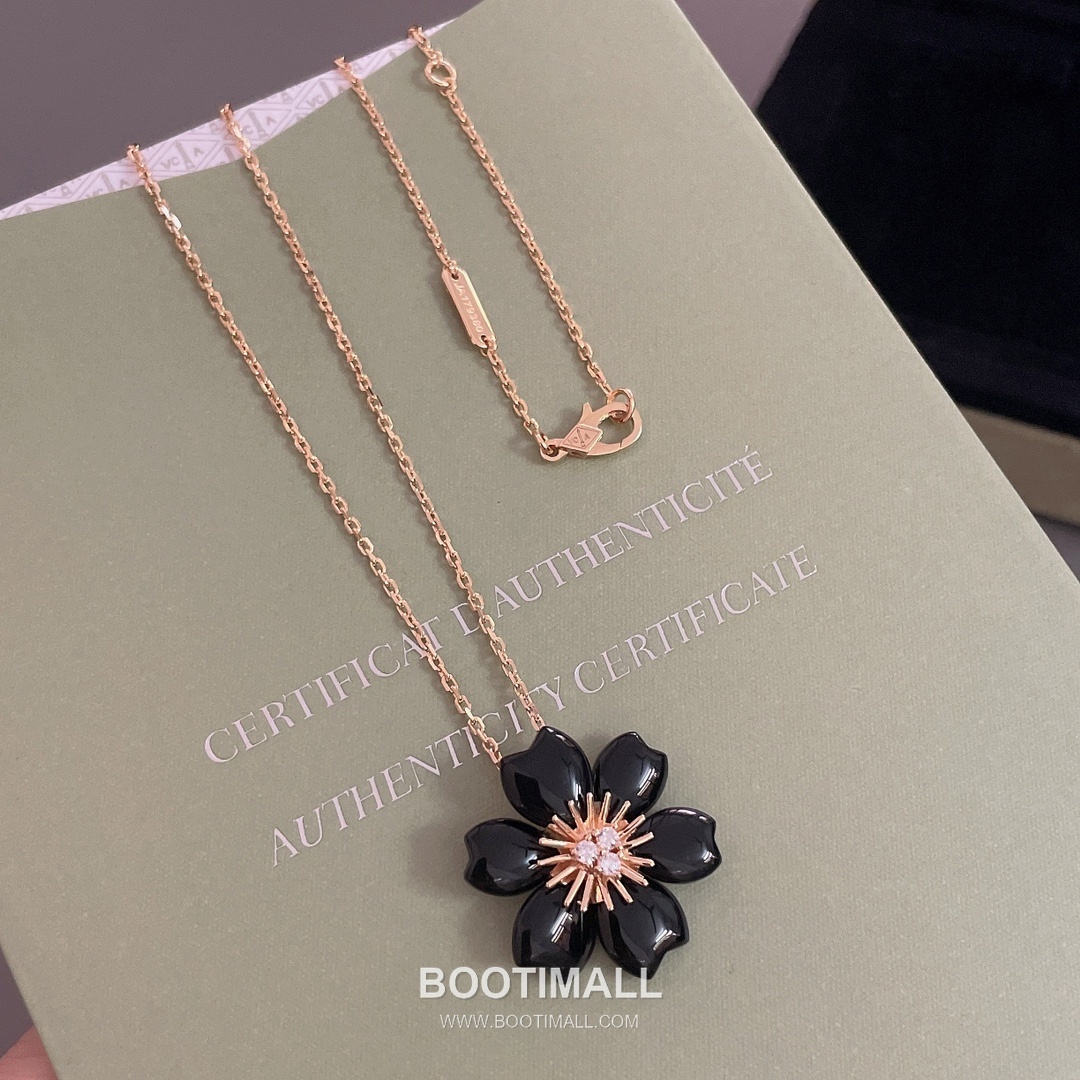 Van Cleef & Arpels Rose Mother of Pearl Onyx Carnelian Brass Gold Plated Necklace with Diamond Flower Pendant 반클리프아펠 로즈 자개 오닉스 카넬리안 황동 골드도금 네클리스 다이아 플라워 펜던트 12