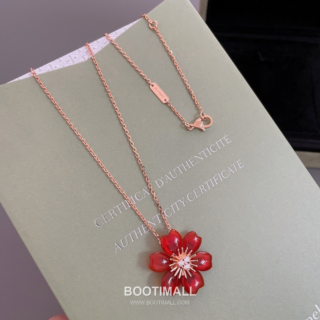 Van Cleef & Arpels Rose Mother of Pearl Onyx Carnelian Brass Gold Plated Necklace with Diamond Flower Pendant 반클리프아펠 로즈 자개 오닉스 카넬리안 황동 골드도금 네클리스 다이아 플라워 펜던트 14
