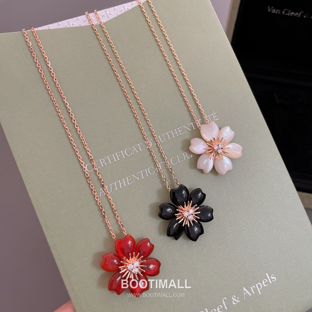 Van Cleef & Arpels Rose Mother of Pearl Onyx Carnelian Brass Gold Plated Necklace with Diamond Flower Pendant 반클리프아펠 로즈 자개 오닉스 카넬리안 황동 골드도금 네클리스 다이아 플라워 펜던트 15