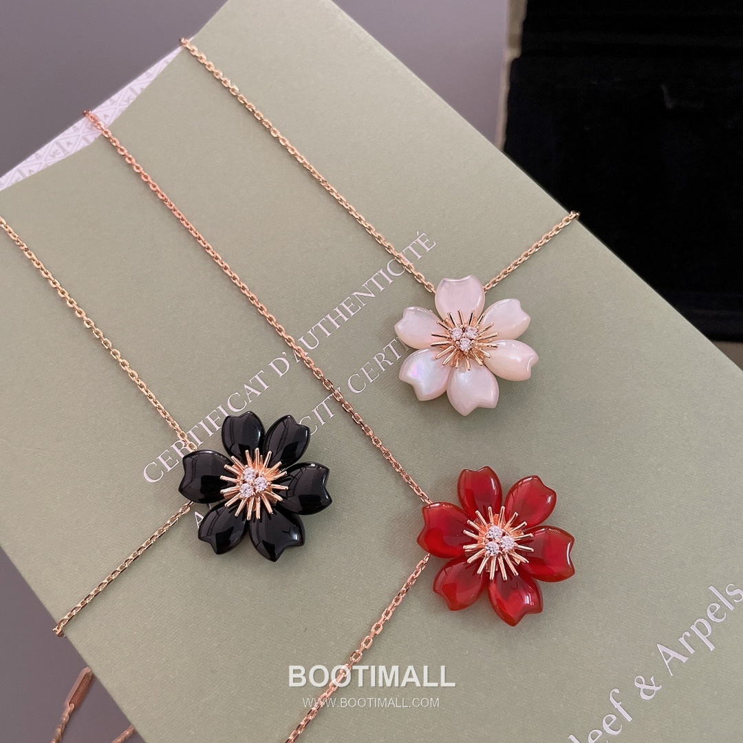 Van Cleef & Arpels Rose Mother of Pearl Onyx Carnelian Brass Gold Plated Necklace with Diamond Flower Pendant 반클리프아펠 로즈 자개 오닉스 카넬리안 황동 골드도금 네클리스 다이아 플라워 펜던트 16