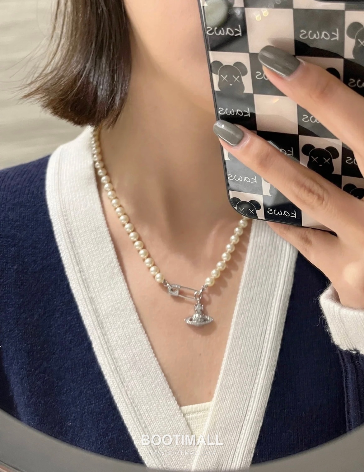 Vivienne Westwood Safety Pin Orb Pearl Brass Gold Plated Necklace with Saturn Pendant 비비안웨스트우드 세이프티핀 오브 펄 황동 골드도금 네클리스 새턴 펜던트 2