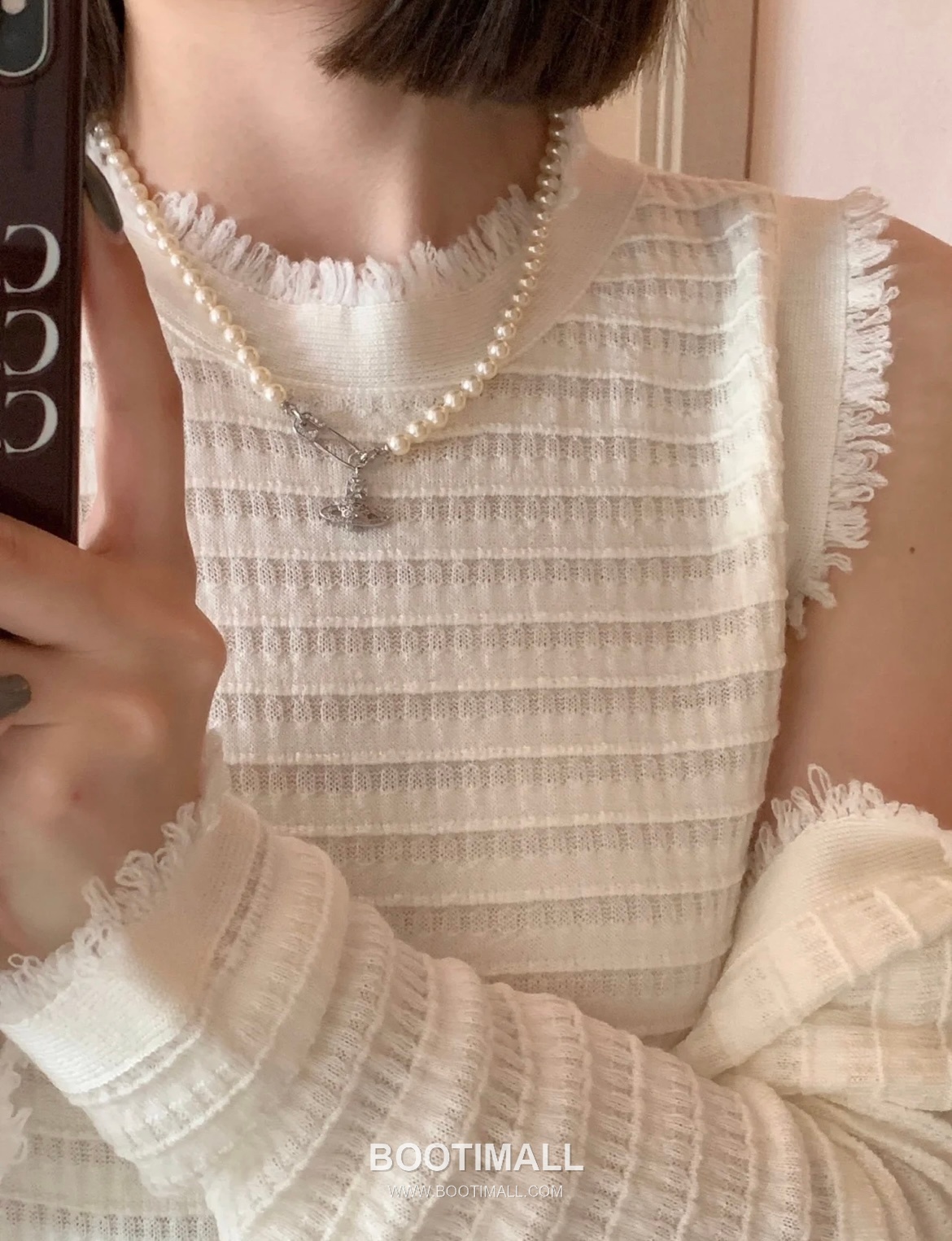 Vivienne Westwood Safety Pin Orb Pearl Brass Gold Plated Necklace with Saturn Pendant 비비안웨스트우드 세이프티핀 오브 펄 황동 골드도금 네클리스 새턴 펜던트 3