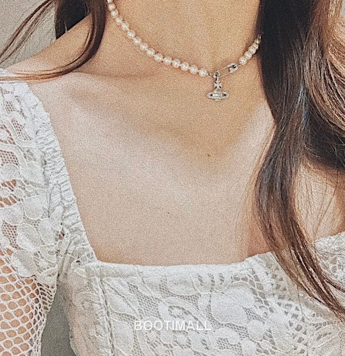 Vivienne Westwood Safety Pin Orb Pearl Brass Gold Plated Necklace with Saturn Pendant 비비안웨스트우드 세이프티핀 오브 펄 황동 골드도금 네클리스 새턴 펜던트 4