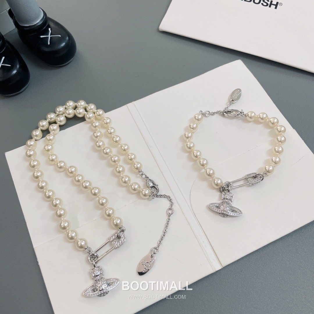 Vivienne Westwood Safety Pin Orb Pearl Brass Gold Plated Necklace with Saturn Pendant 비비안웨스트우드 세이프티핀 오브 펄 황동 골드도금 네클리스 새턴 펜던트 11