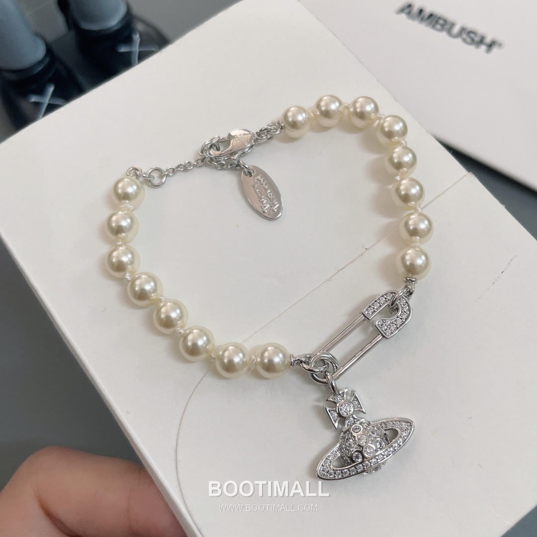 Vivienne Westwood Safety Pin Orb Pearl Brass Gold Plated Necklace with Saturn Pendant 비비안웨스트우드 세이프티핀 오브 펄 황동 골드도금 네클리스 새턴 펜던트 12