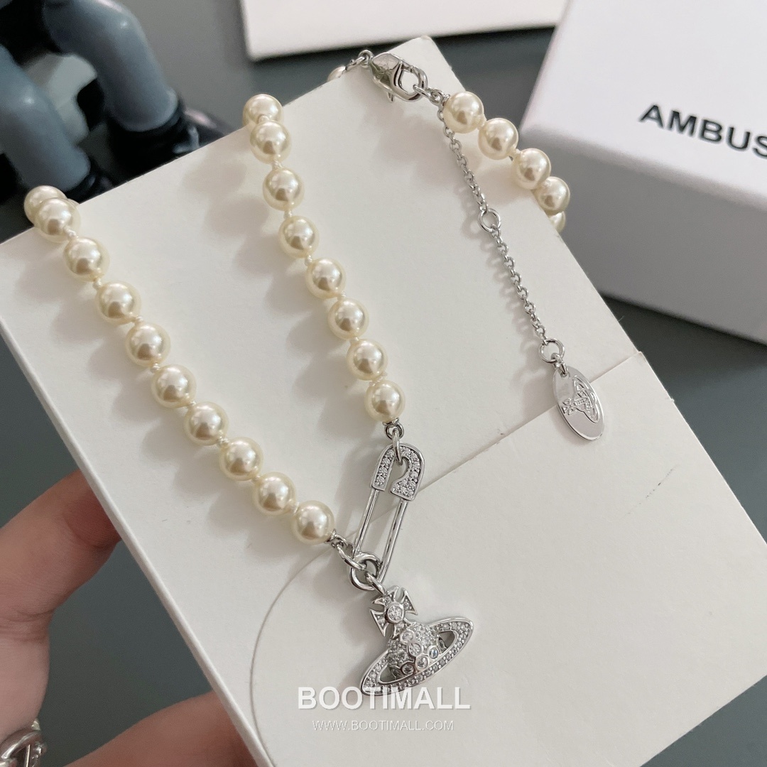 Vivienne Westwood Safety Pin Orb Pearl Brass Gold Plated Necklace with Saturn Pendant 비비안웨스트우드 세이프티핀 오브 펄 황동 골드도금 네클리스 새턴 펜던트 13