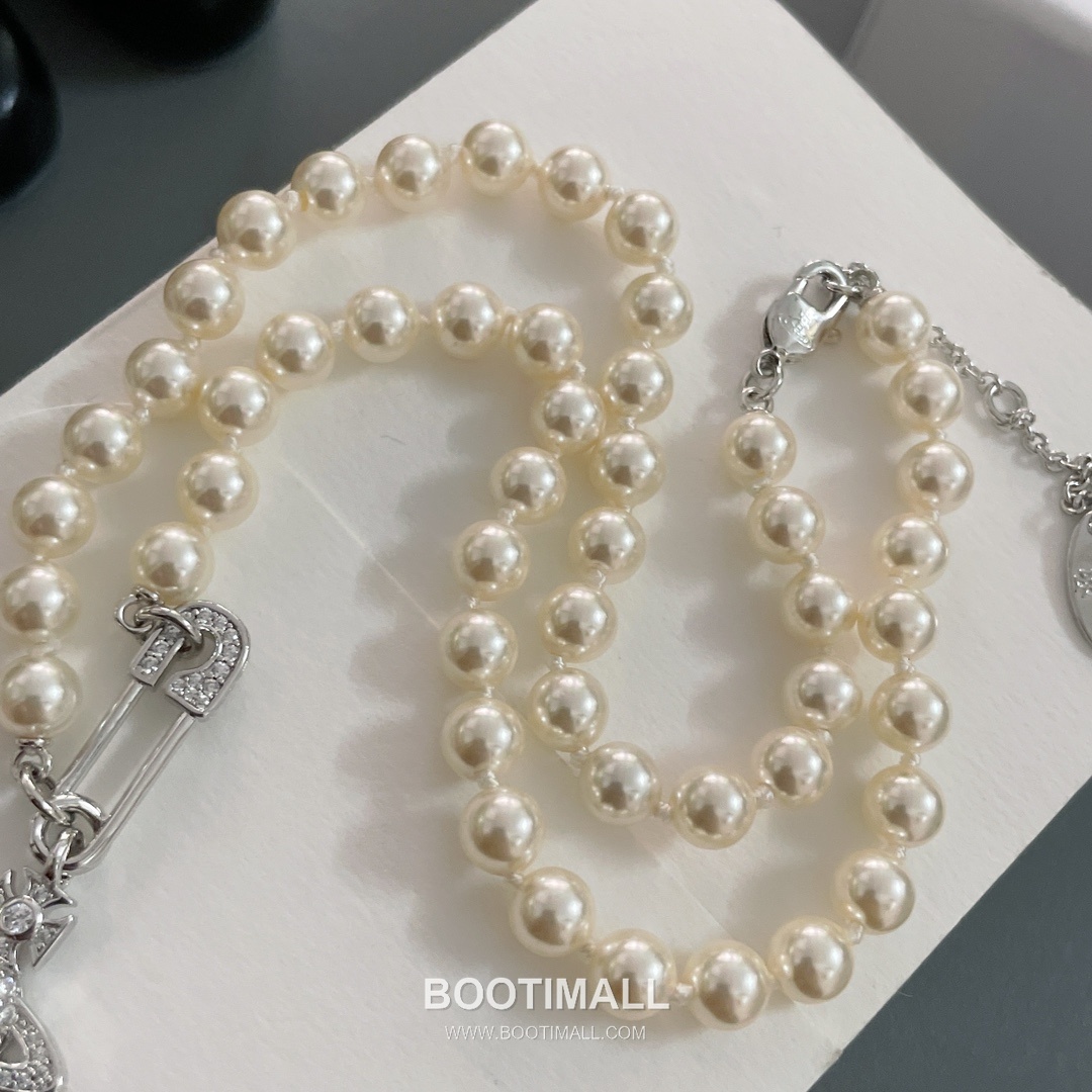 Vivienne Westwood Safety Pin Orb Pearl Brass Gold Plated Necklace with Saturn Pendant 비비안웨스트우드 세이프티핀 오브 펄 황동 골드도금 네클리스 새턴 펜던트 15