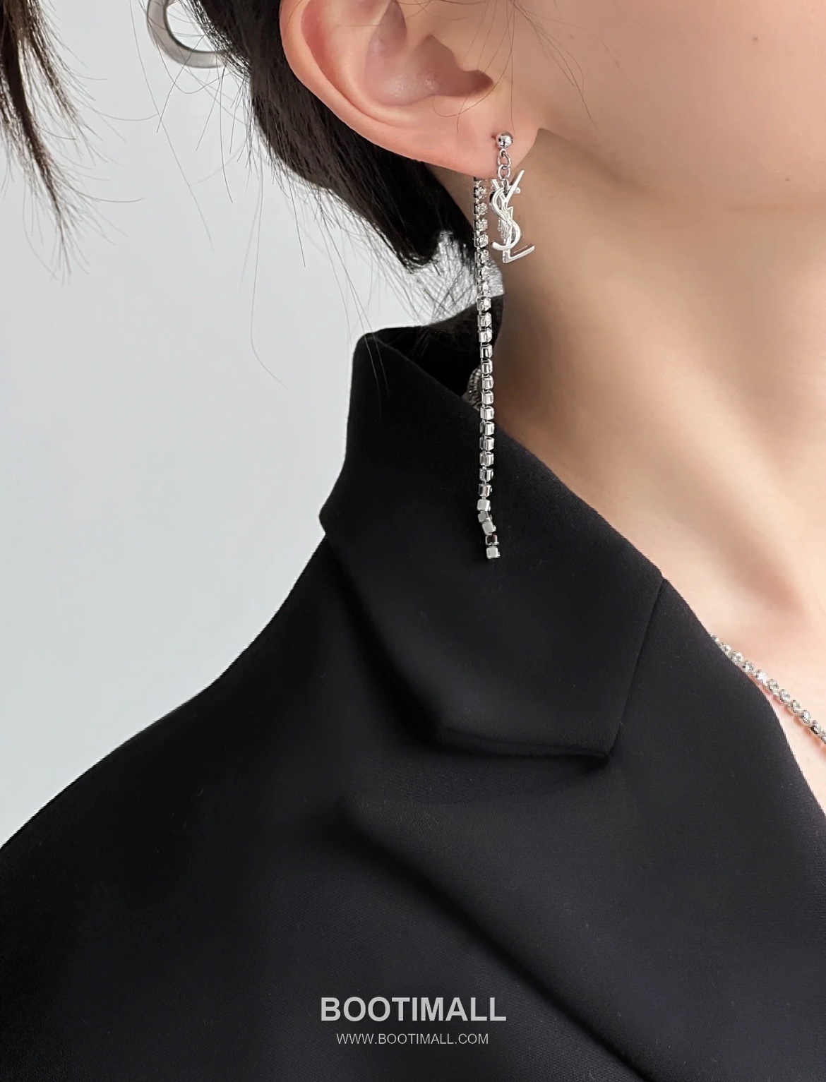 Saint Laurent Full Crystal Brass Gold Plated Stud Earring with Chain Pendant Detail 생로랑 풀 크리스탈 황동 골드도금 스터드 이어링 체인 펜던트 디테일 1