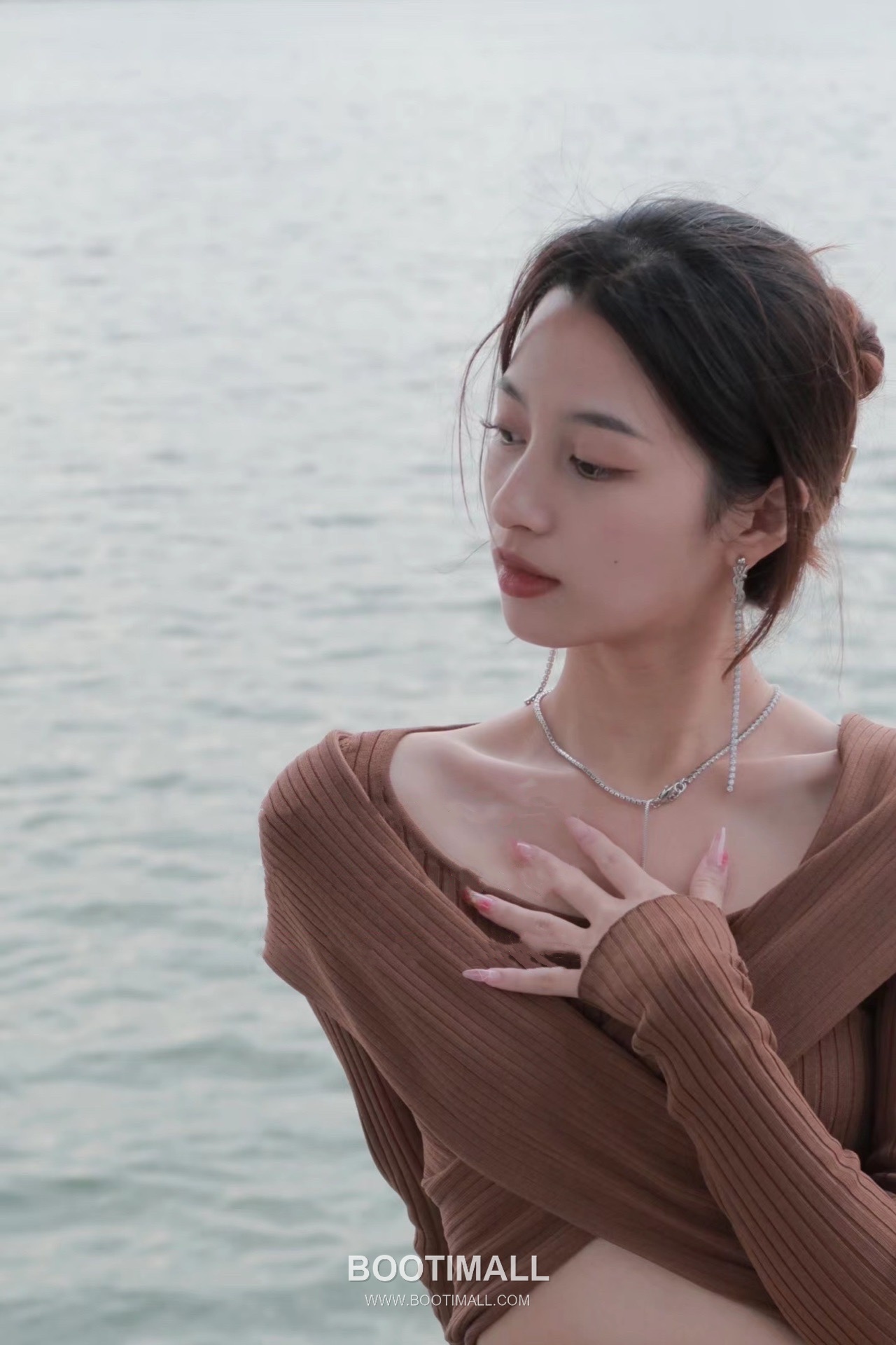 Saint Laurent Full Crystal Brass Gold Plated Stud Earring with Chain Pendant Detail 생로랑 풀 크리스탈 황동 골드도금 스터드 이어링 체인 펜던트 디테일 4