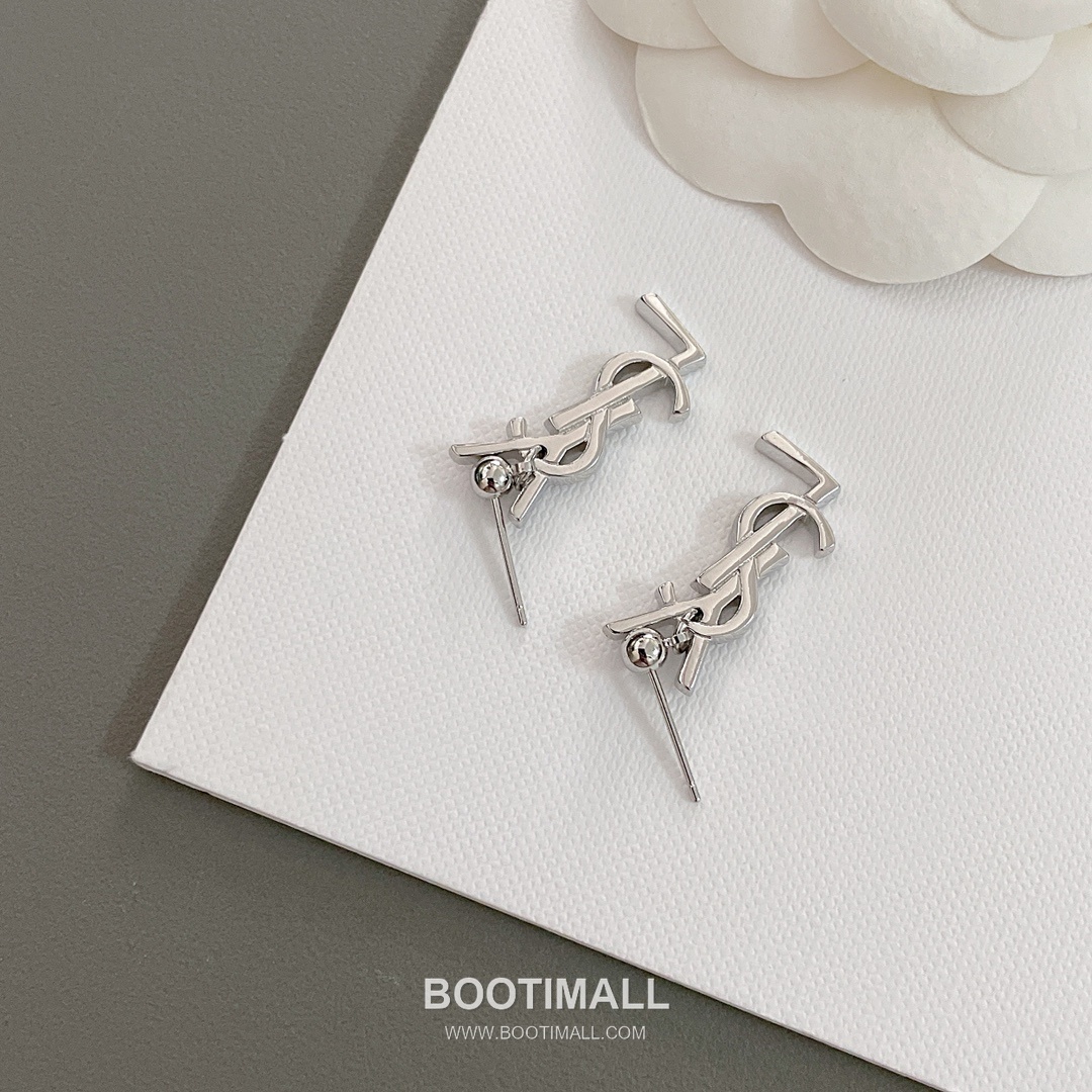 Saint Laurent Full Crystal Brass Gold Plated Stud Earring with Chain Pendant Detail 생로랑 풀 크리스탈 황동 골드도금 스터드 이어링 체인 펜던트 디테일 10