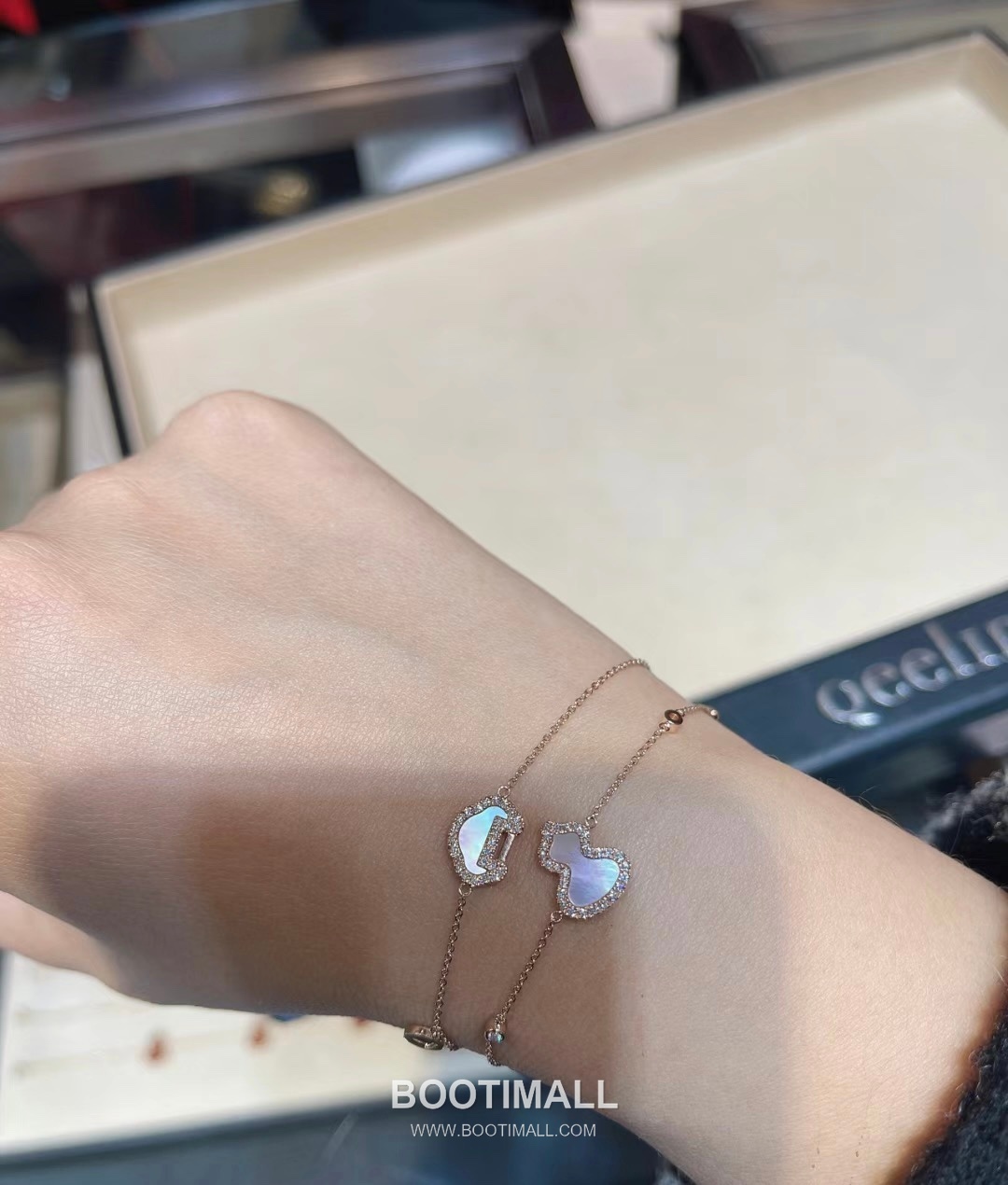 Qeelin Mini Ruyi Carnelian Mother of Pearl Diamond 18K White Gold Bracelet with Coin Charm 미니 루이 카넬리안 자개 다이아 18K 화이트골드 브레이슬릿 코인 참 디테일 3