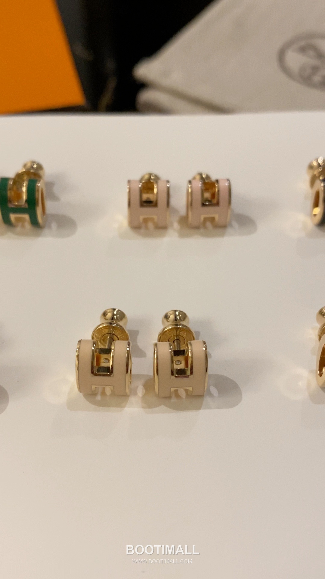 Hermes Mini Pop H Enamel Brass Rose Gold Plated Stud Earring with Logo Detail 에르메스 미니 팝 H 에나멜 황동 로즈골드 도금 스터드 이어링 로고 디테일 1