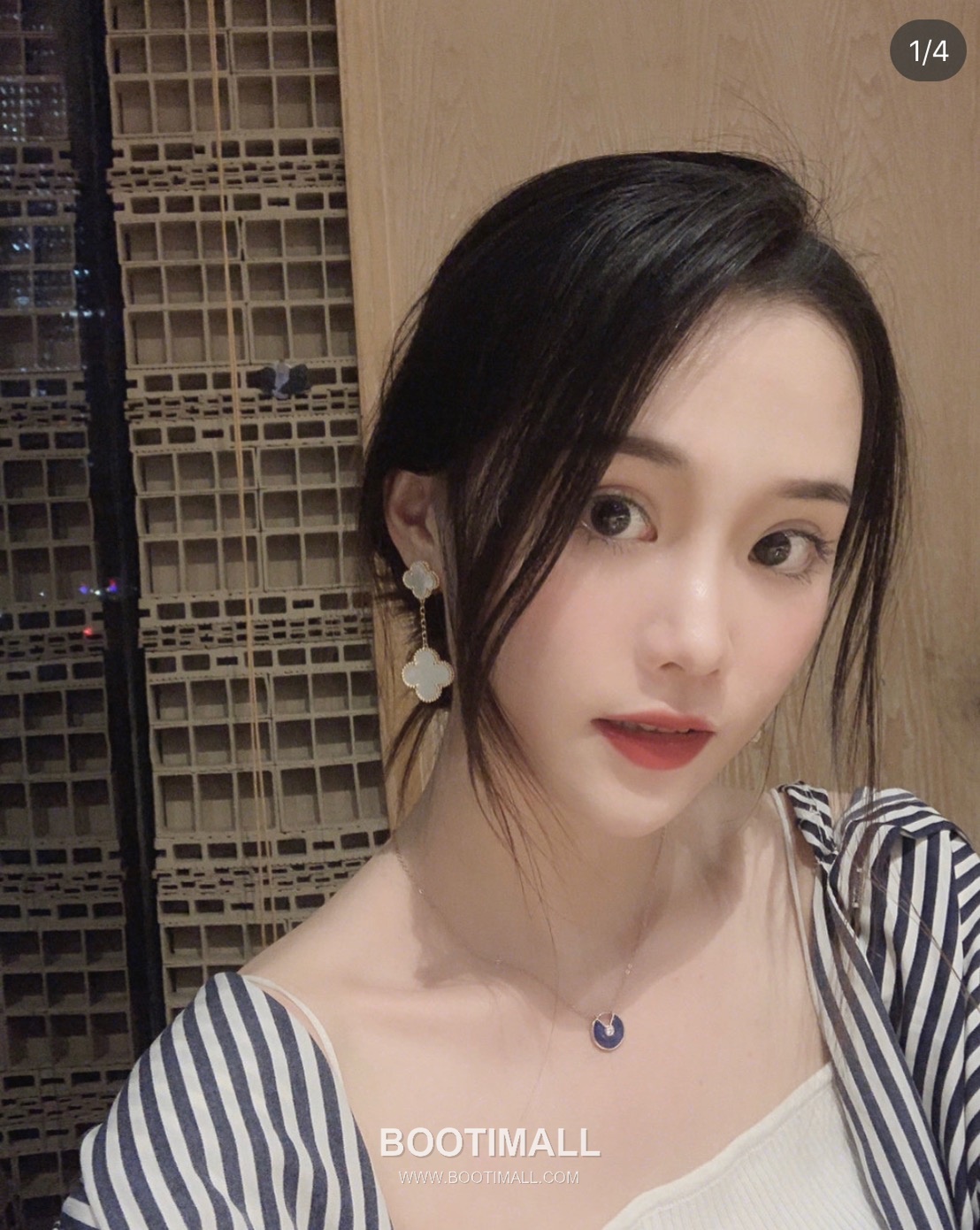 Van Cleef & Arpels Magic Alhambra Mother of Pearl Brass Gold Plated Stud Earring with Clover Motif 반클리프아펠 매직 알함브라 자개 황동 골드도금 스터드 이어링 클로버 모티프 1