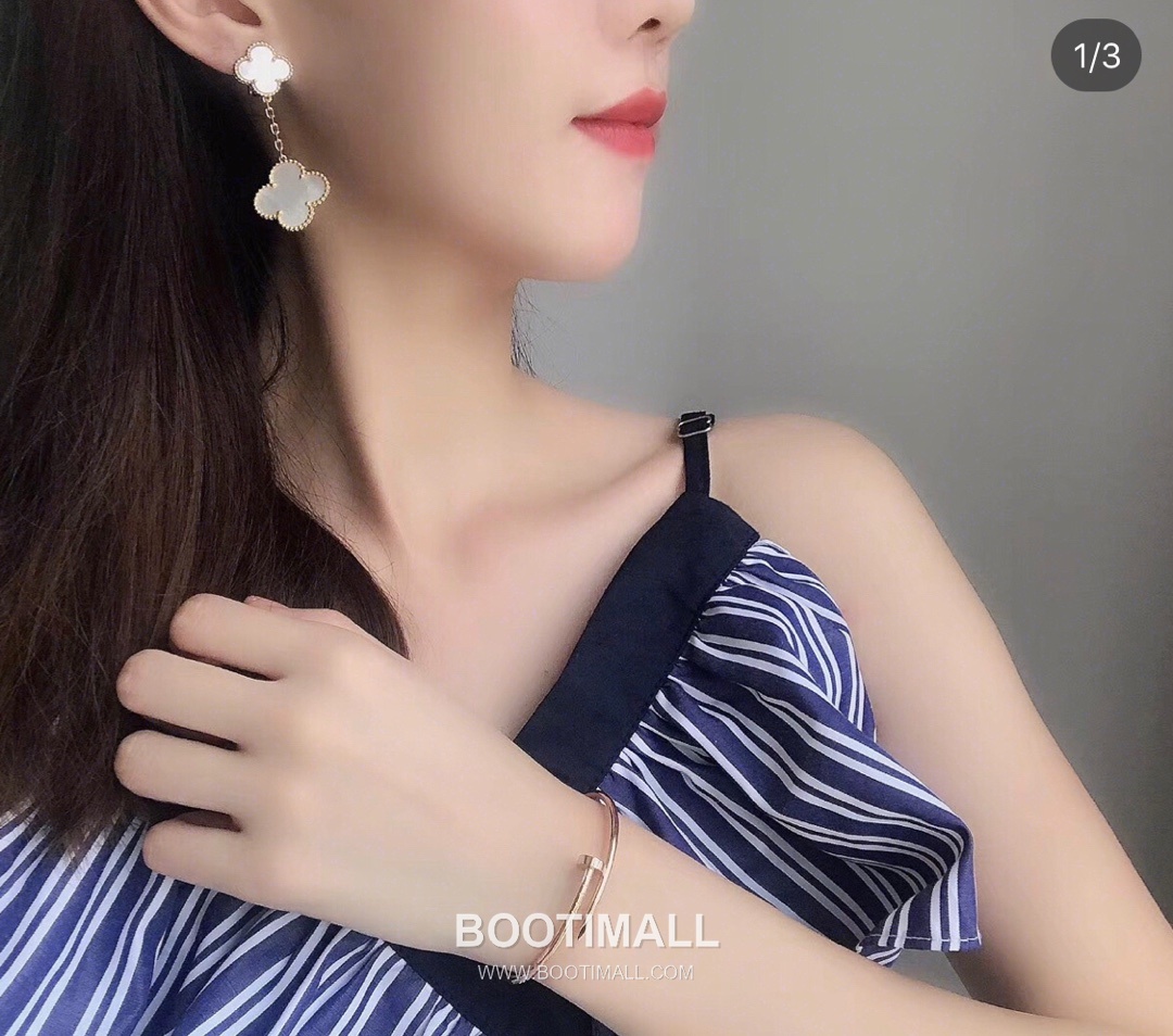 Van Cleef & Arpels Magic Alhambra Mother of Pearl Brass Gold Plated Stud Earring with Clover Motif 반클리프아펠 매직 알함브라 자개 황동 골드도금 스터드 이어링 클로버 모티프 2