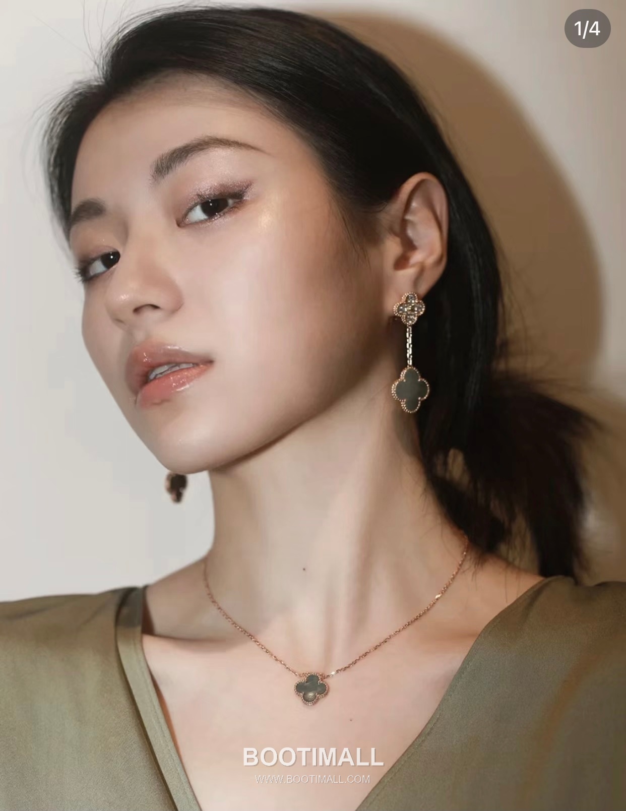 Van Cleef & Arpels Magic Alhambra Mother of Pearl Brass Gold Plated Stud Earring with Clover Motif 반클리프아펠 매직 알함브라 자개 황동 골드도금 스터드 이어링 클로버 모티프 3
