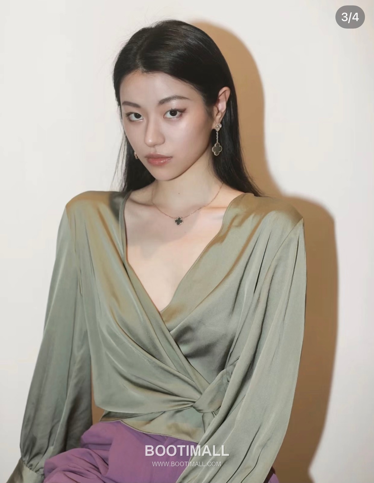 Van Cleef & Arpels Magic Alhambra Mother of Pearl Brass Gold Plated Stud Earring with Clover Motif 반클리프아펠 매직 알함브라 자개 황동 골드도금 스터드 이어링 클로버 모티프 4